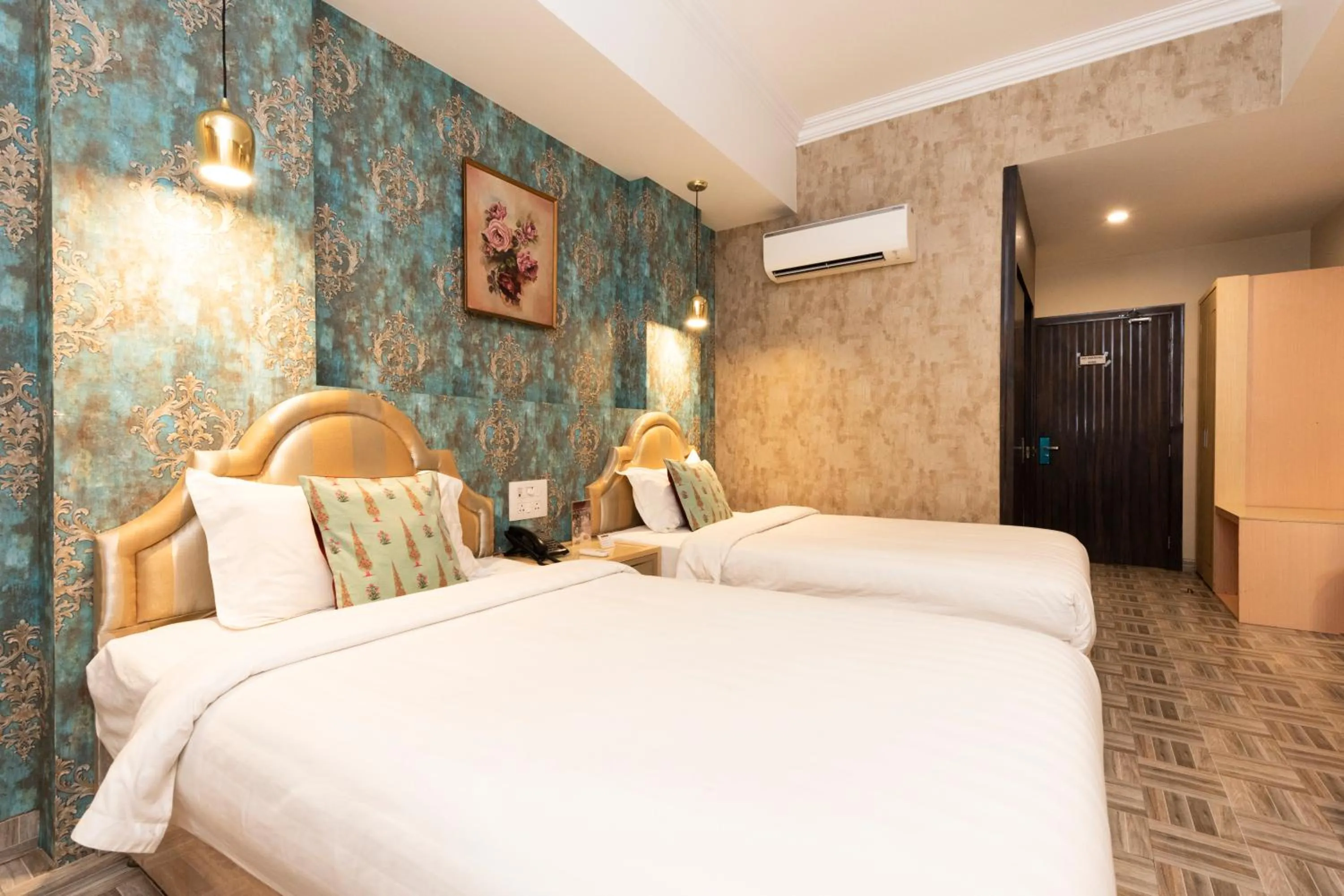 Staff, Bed in Hotel CASA Aishbagh