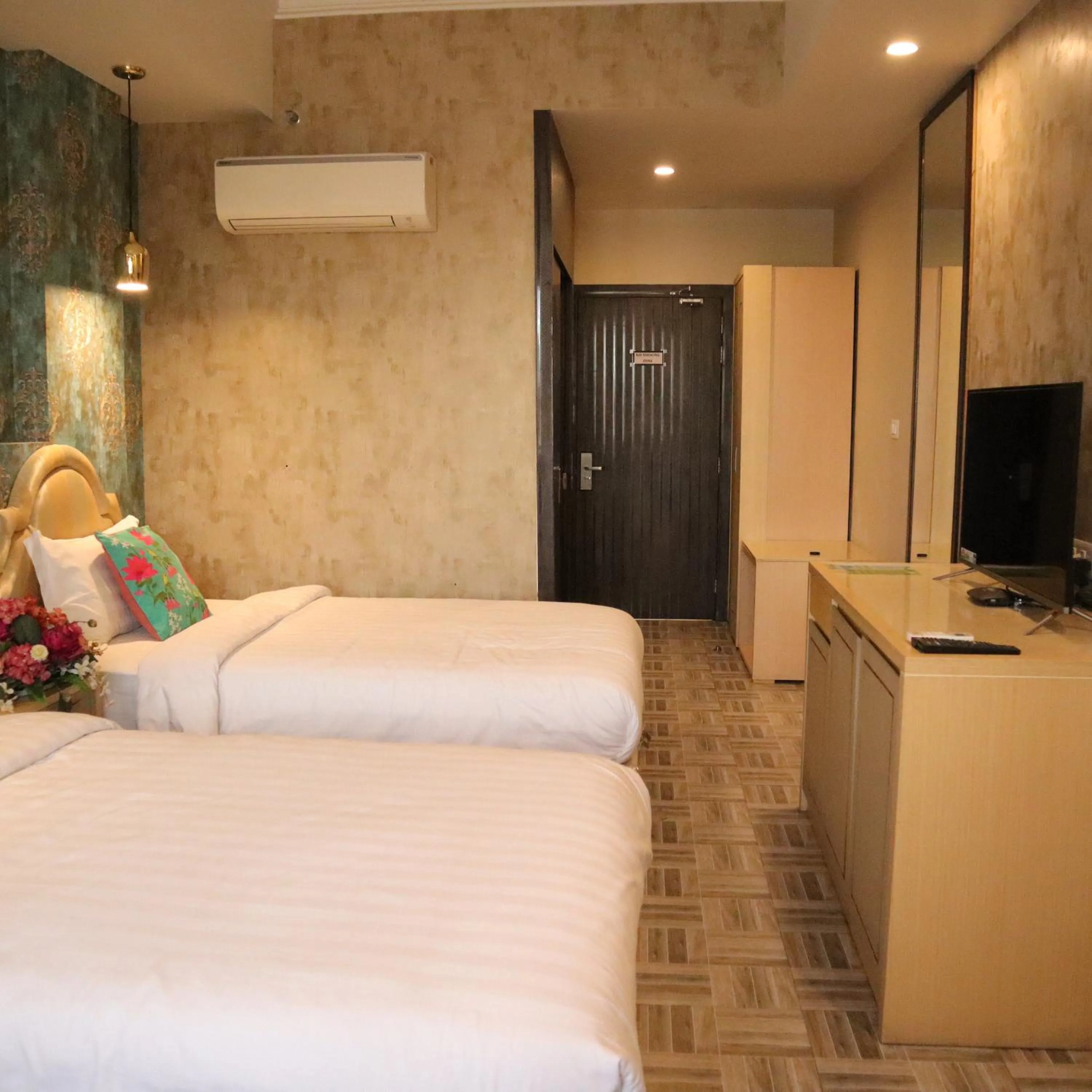 Bed in Hotel CASA Aishbagh