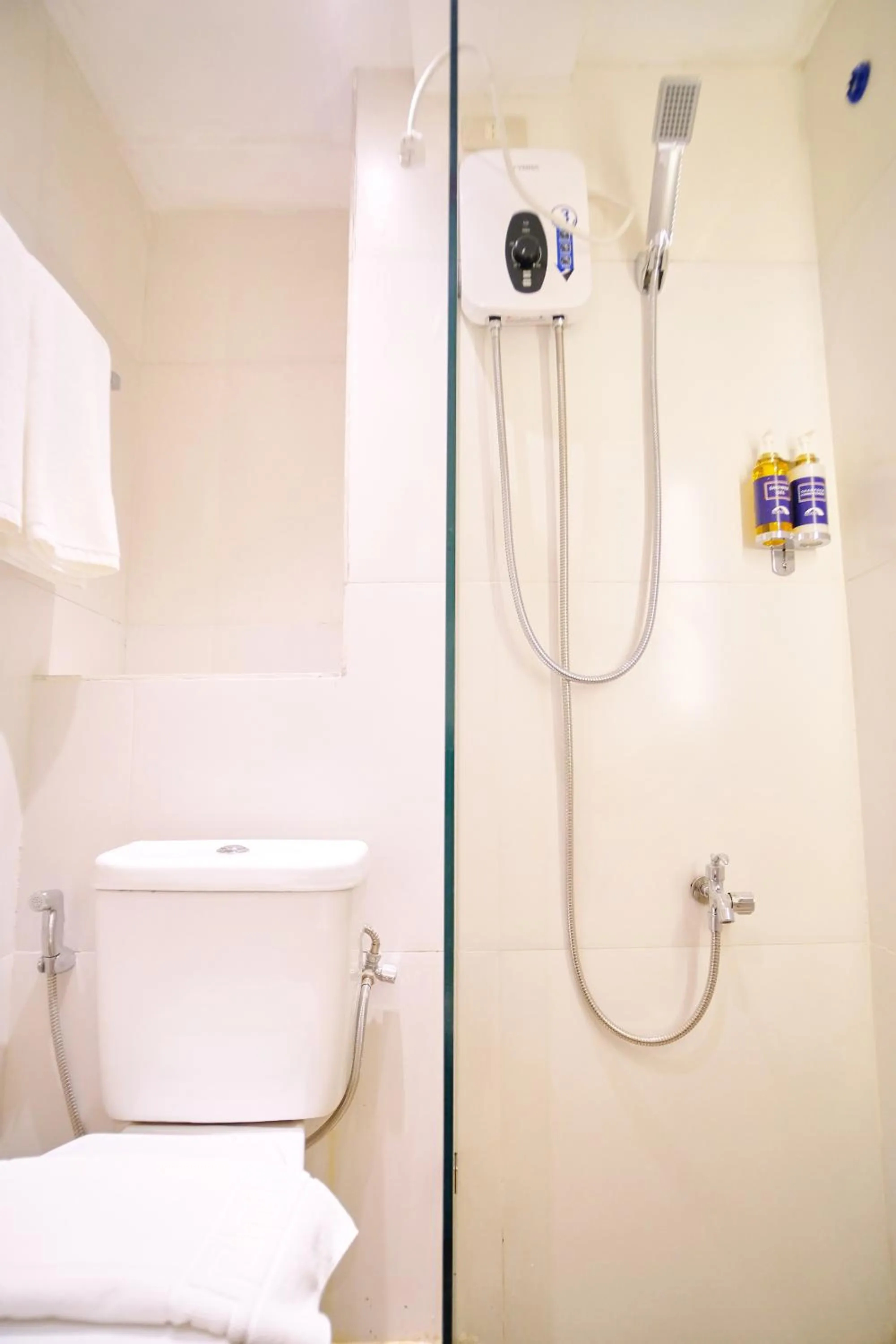 Shower in Bridge Hotel Express