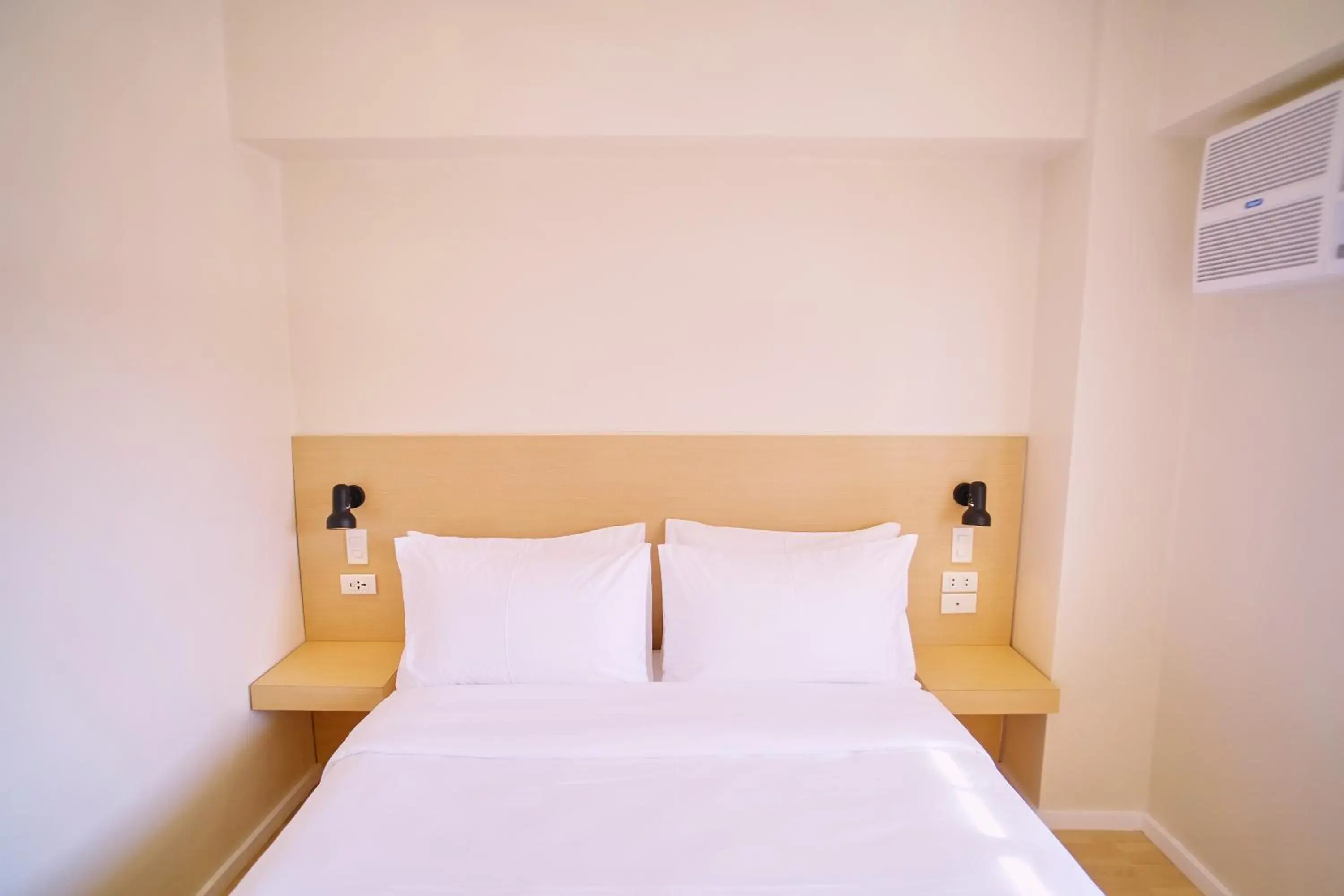 Deluxe Queen Room in Bridge Hotel Express Deluxe Queen Room in Bridge Hotel Express