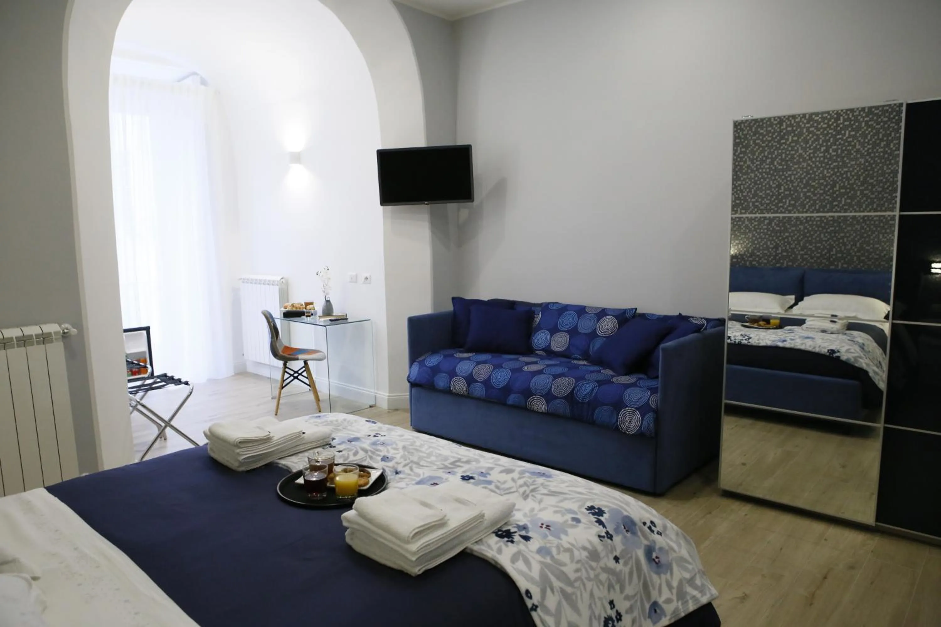 Photo of the whole room, Bed in Porta San Gennaro