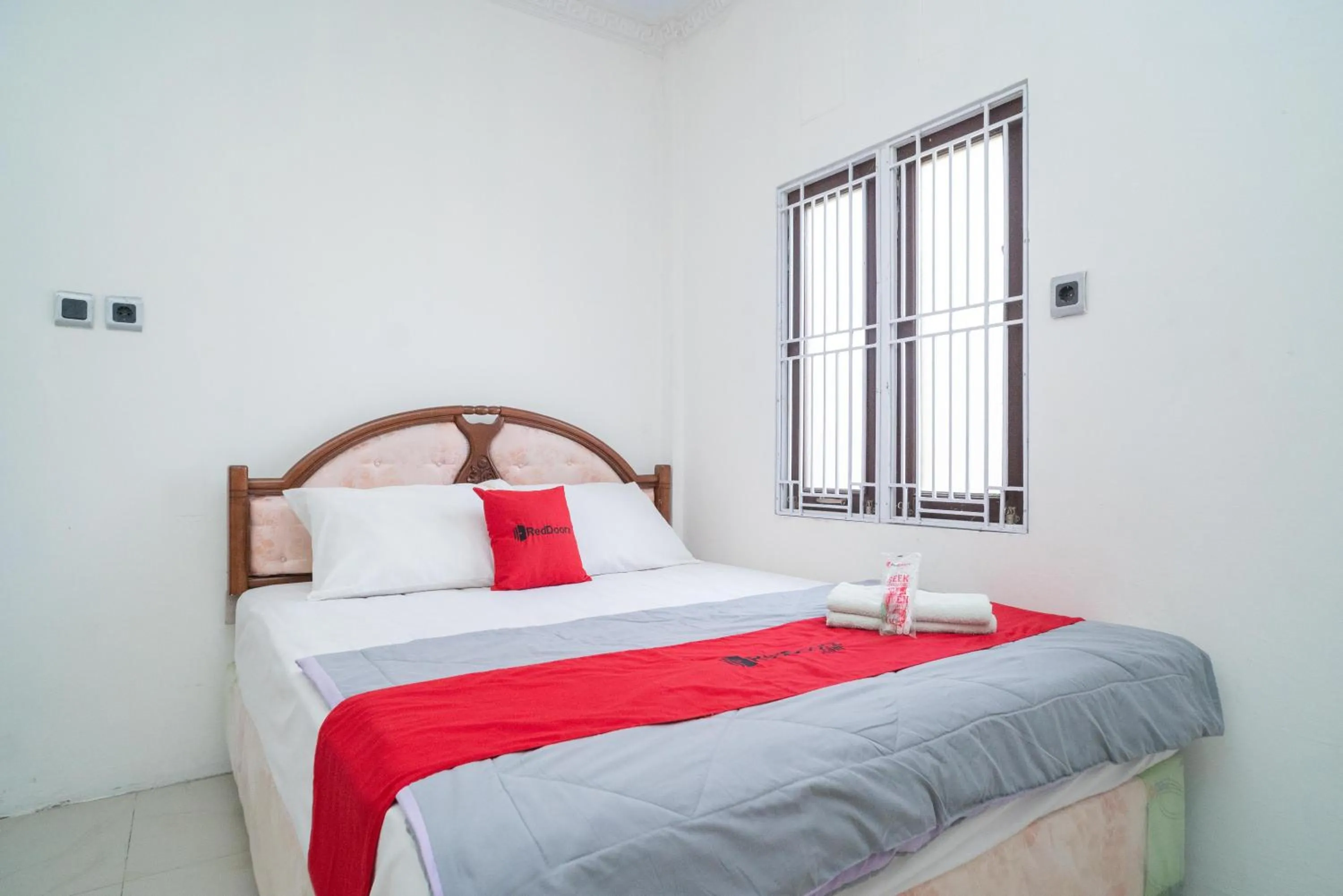 Bed in RedDoorz Syariah near Jalan A Yani KM 8 Citraland