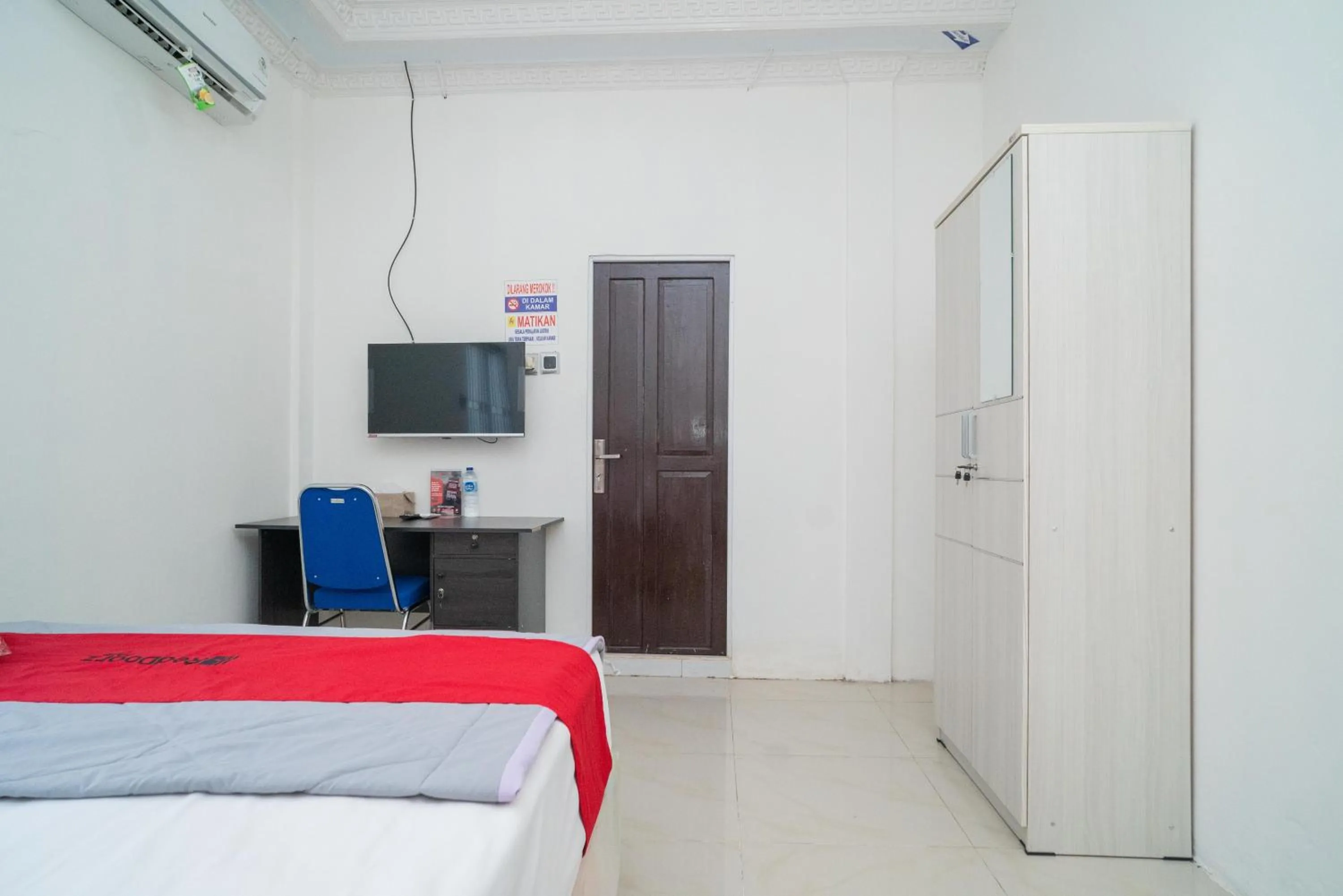 Bedroom, Bed in RedDoorz Syariah near Jalan A Yani KM 8 Citraland