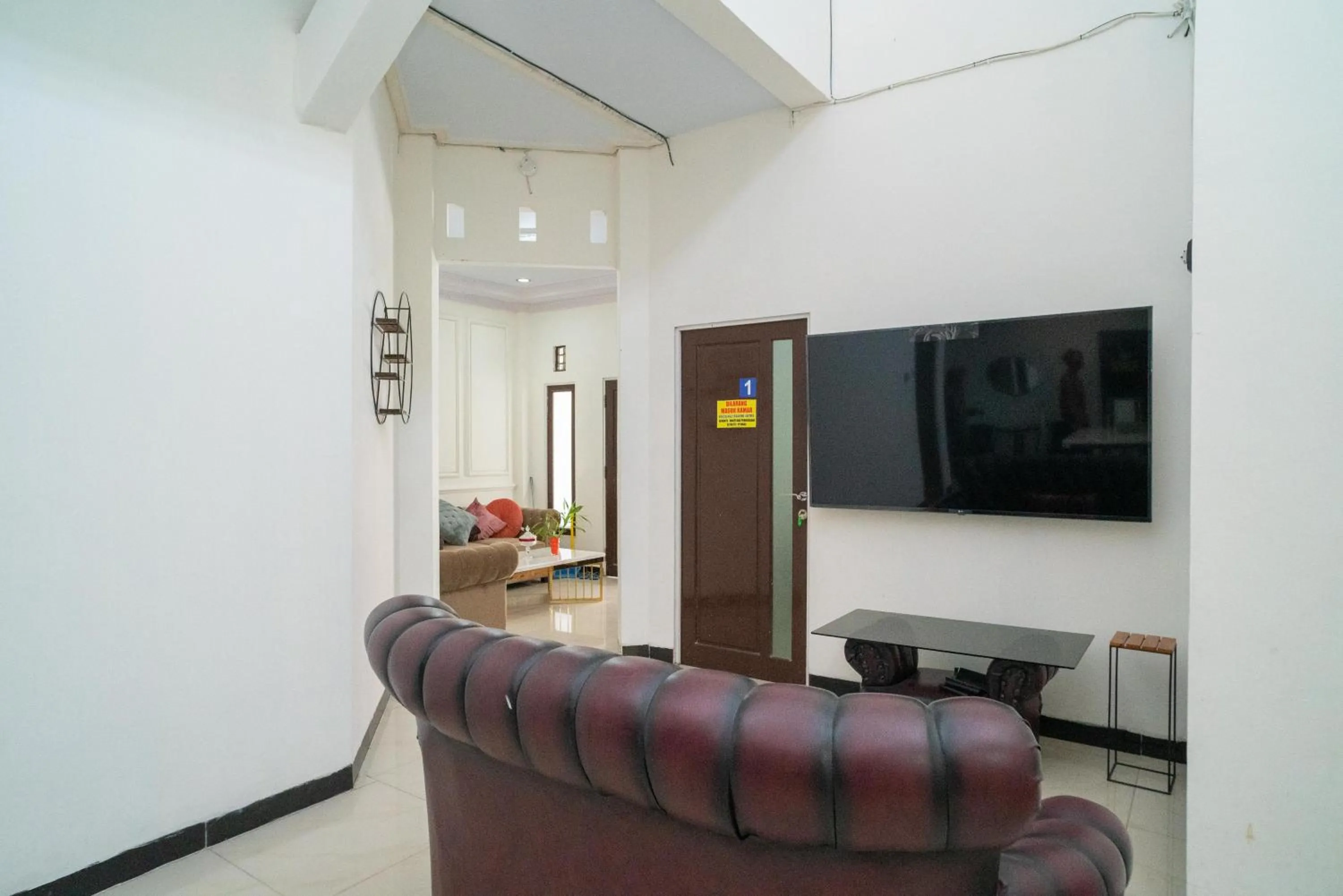 Seating area in RedDoorz Syariah near Jalan A Yani KM 8 Citraland