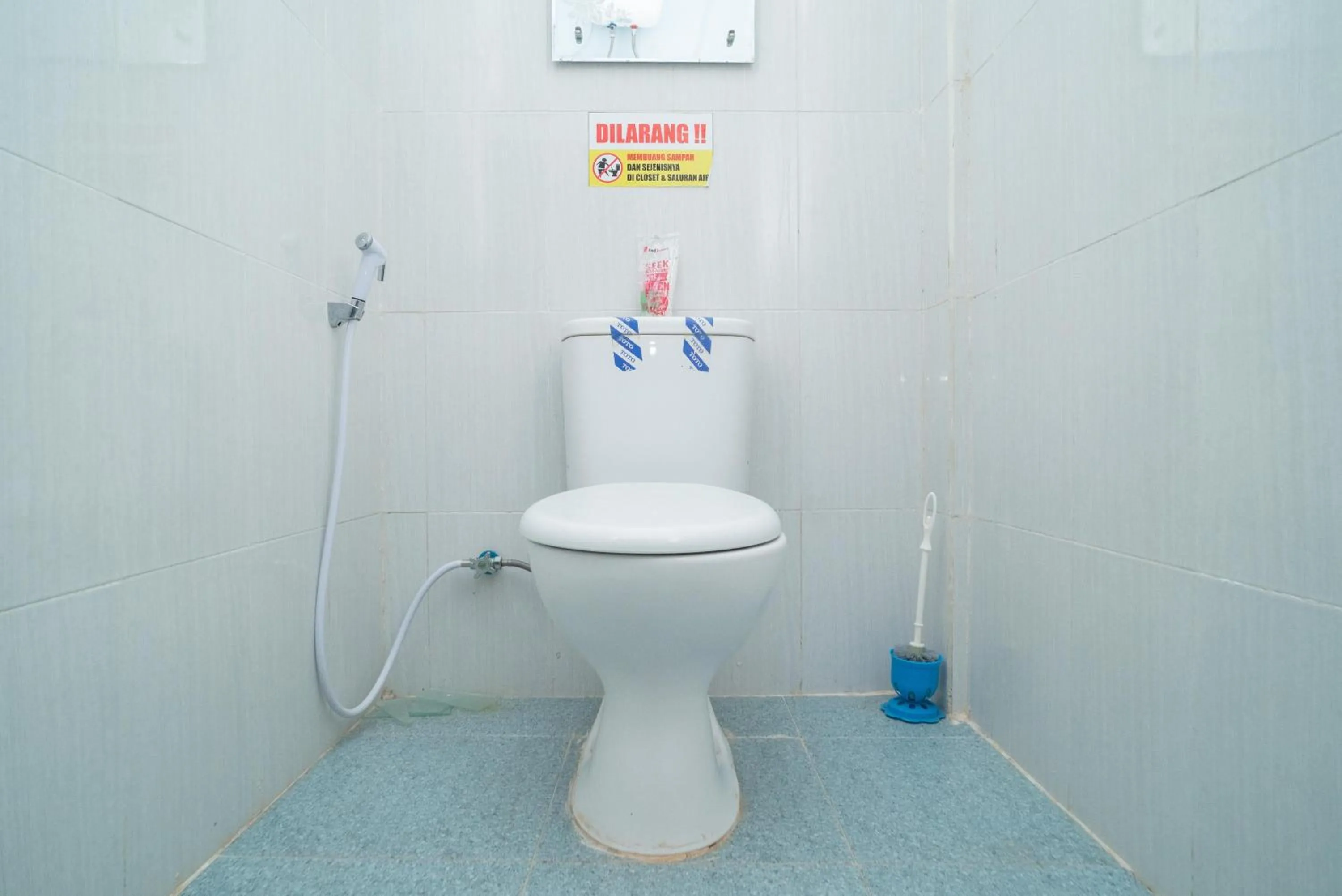 Shower in RedDoorz Syariah near Jalan A Yani KM 8 Citraland