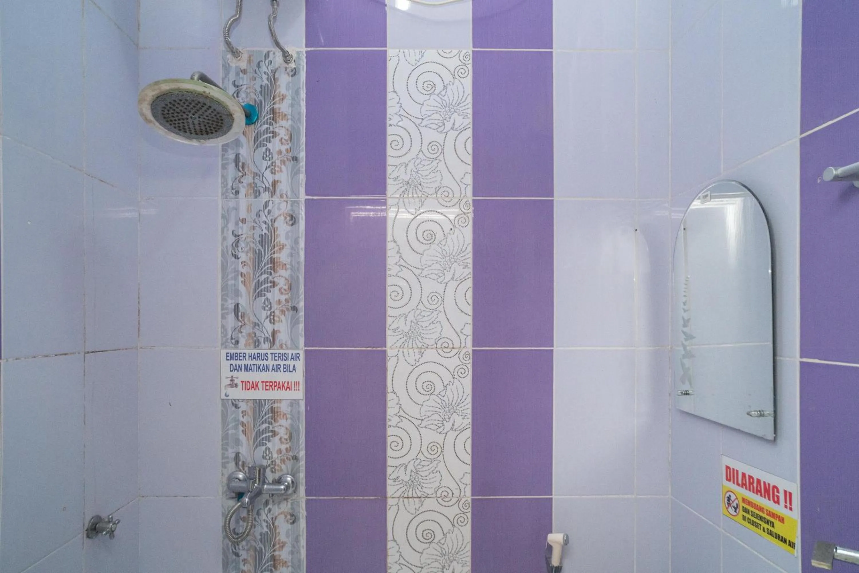 Shower in RedDoorz Syariah near Jalan A Yani KM 8 Citraland