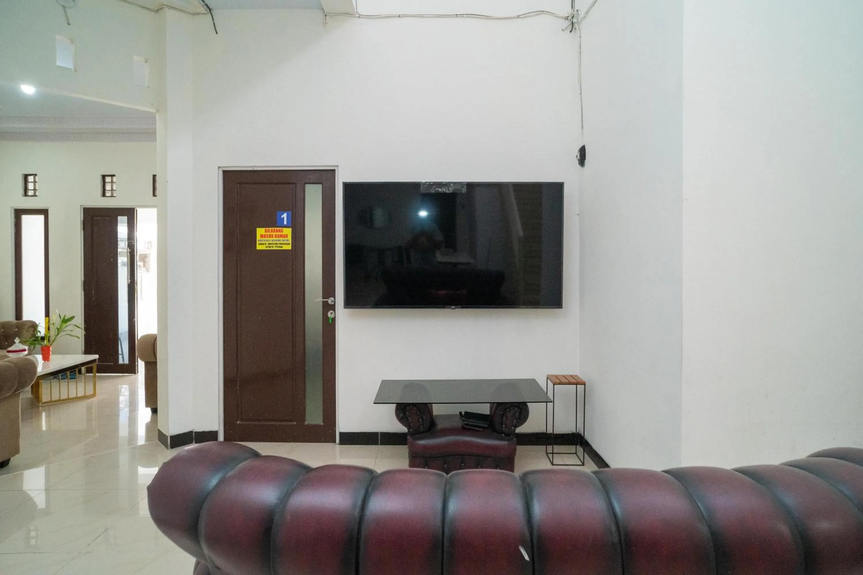 Seating area in RedDoorz Syariah near Jalan A Yani KM 8 Citraland