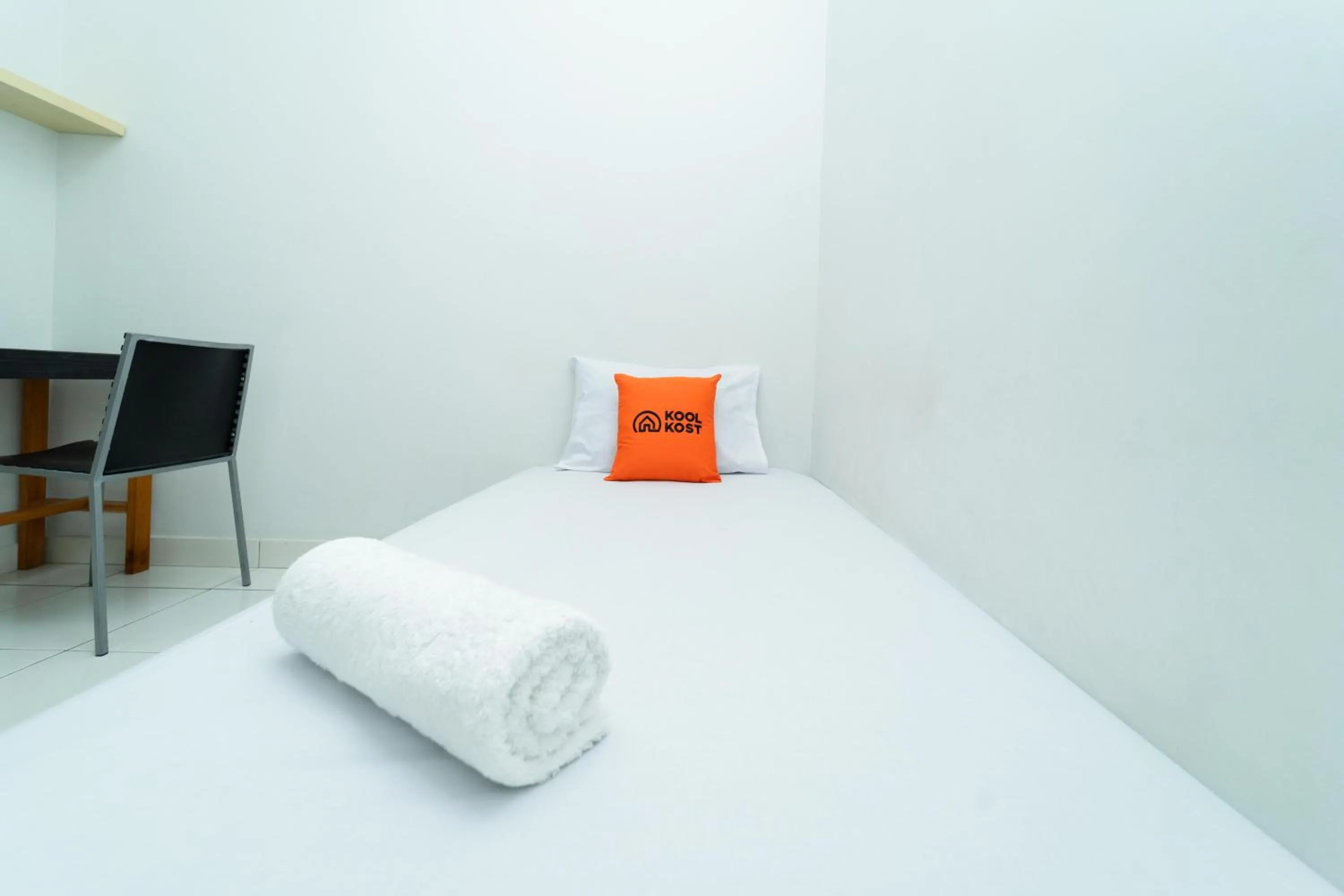 Bed in KoolKost Syariah near UPN Veteran