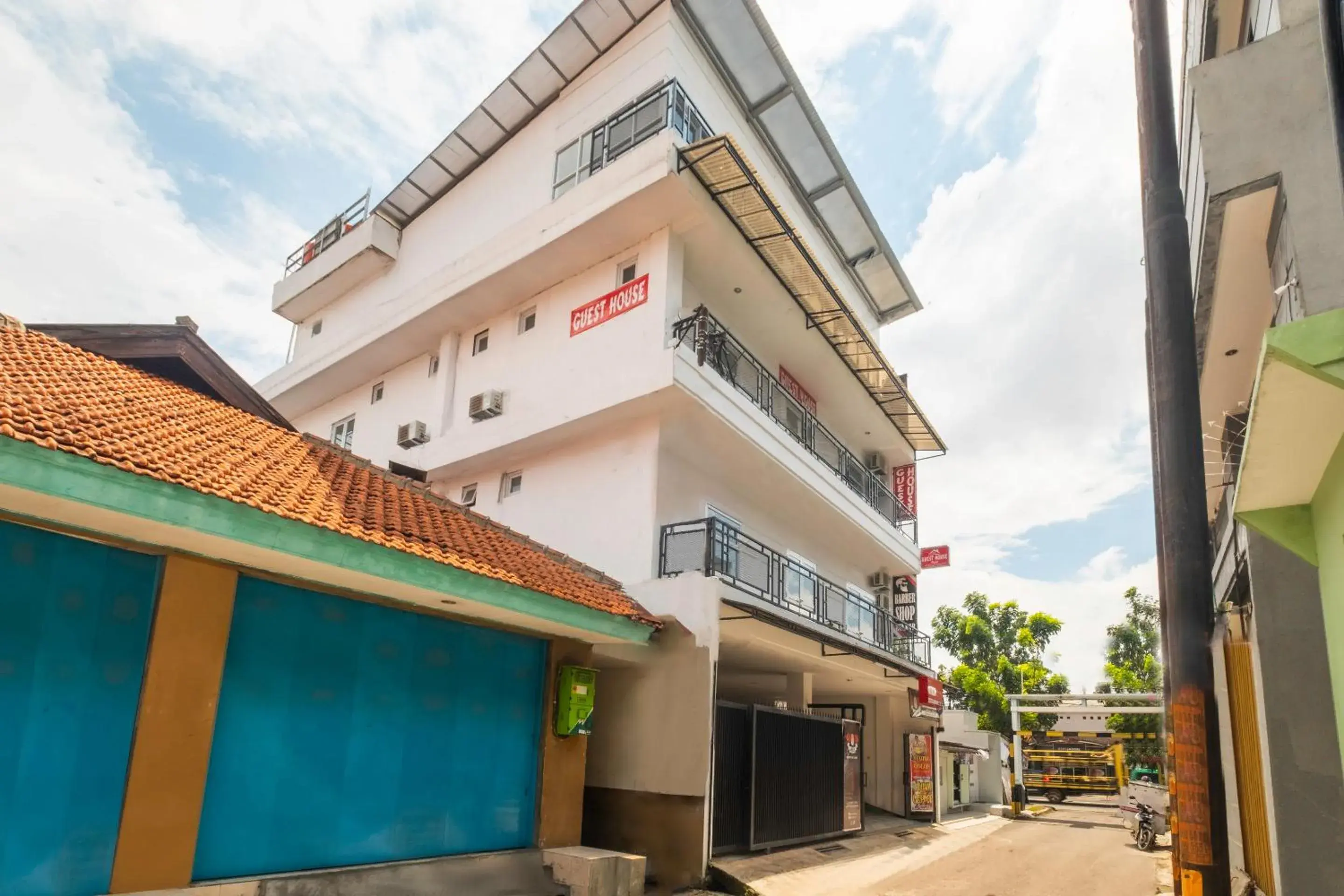 Facade/entrance in RedDoorz near Exit Toll Moh. Toha Facade/entrance in RedDoorz near Exit Toll Moh. Toha