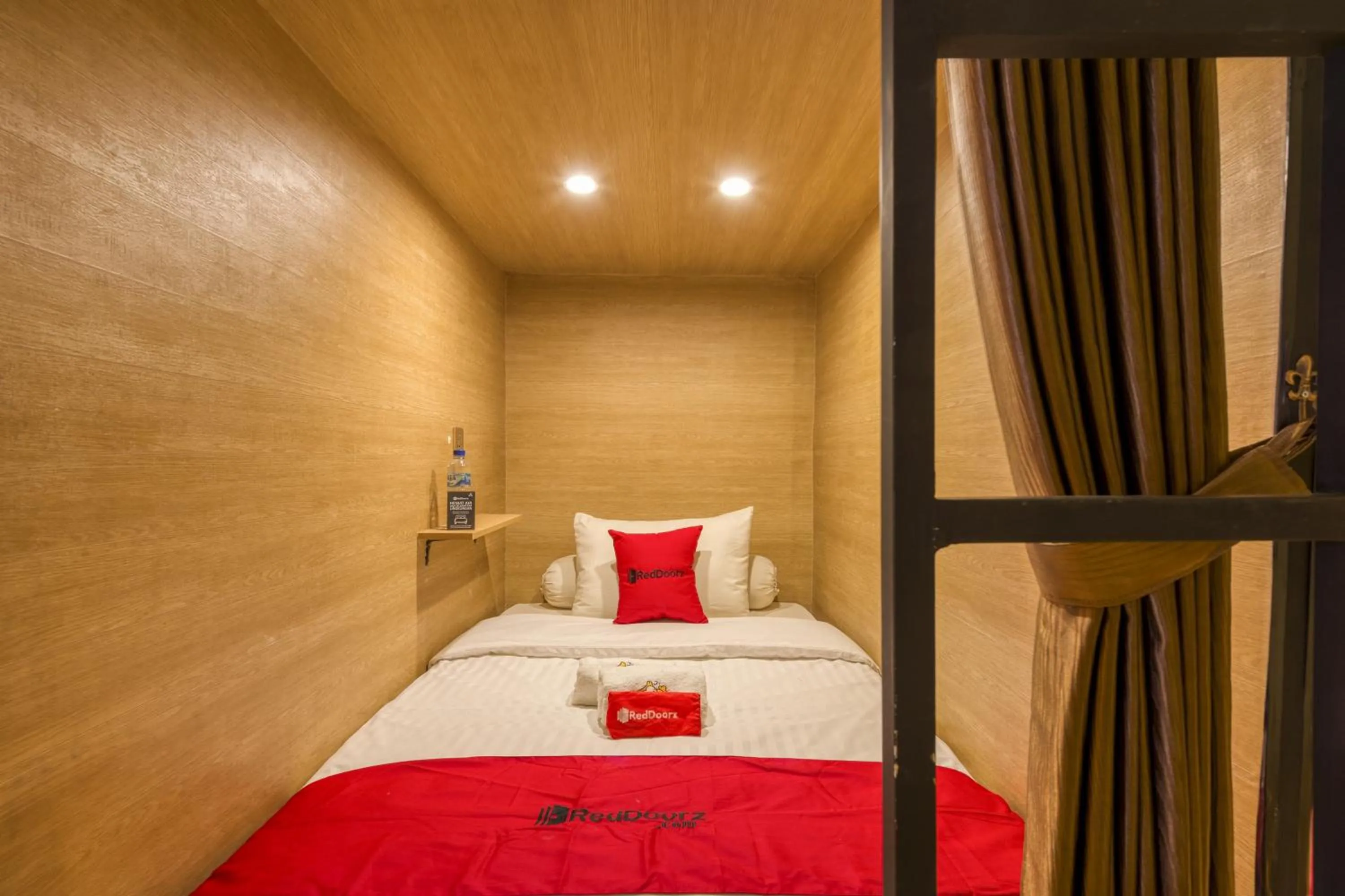 Bedroom, Bed in Reddoorz Hostel near Malang Train Station 3