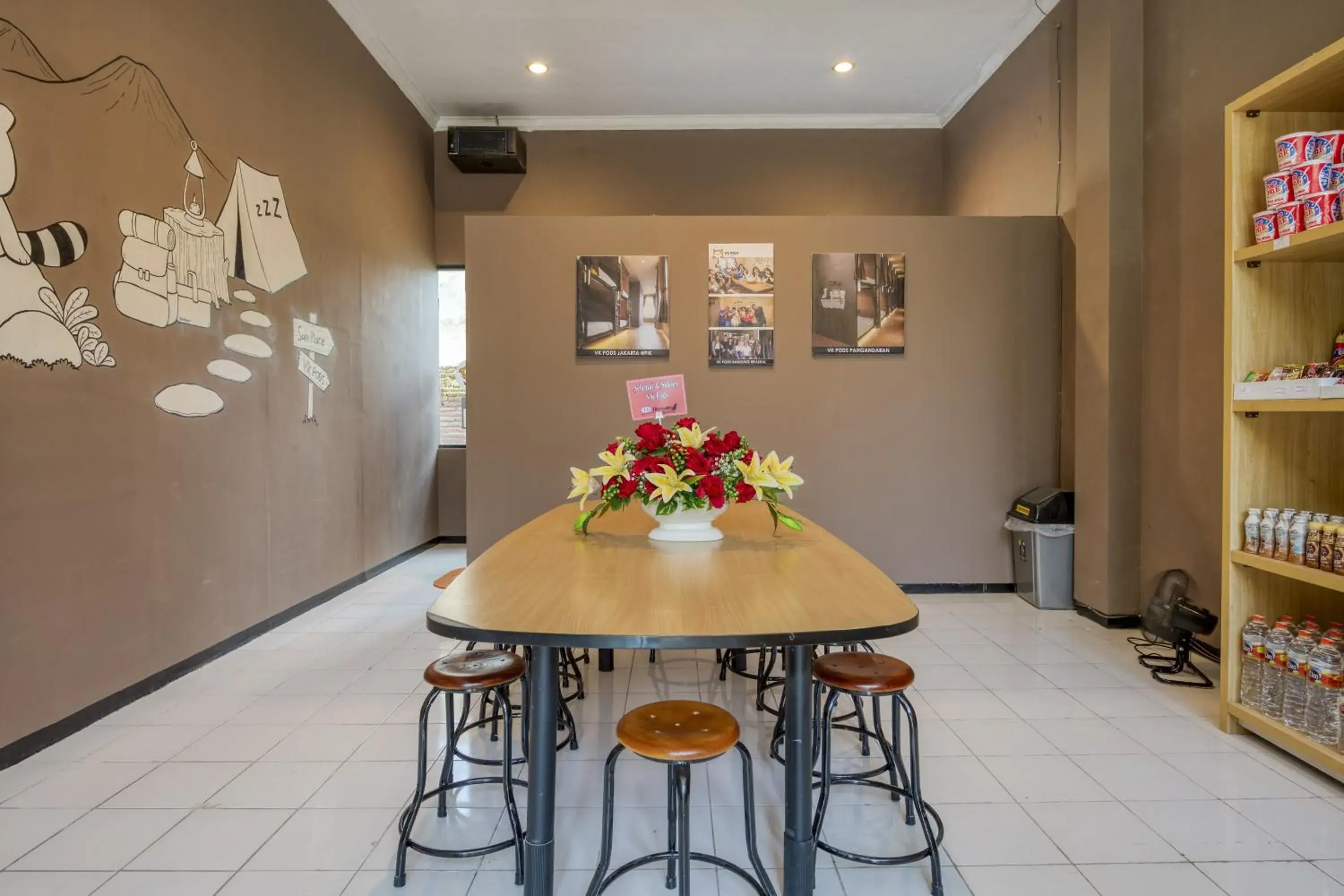 Lounge or bar in Reddoorz Hostel near Malang Train Station 3 Lounge or bar in Reddoorz Hostel near Malang Train Station 3