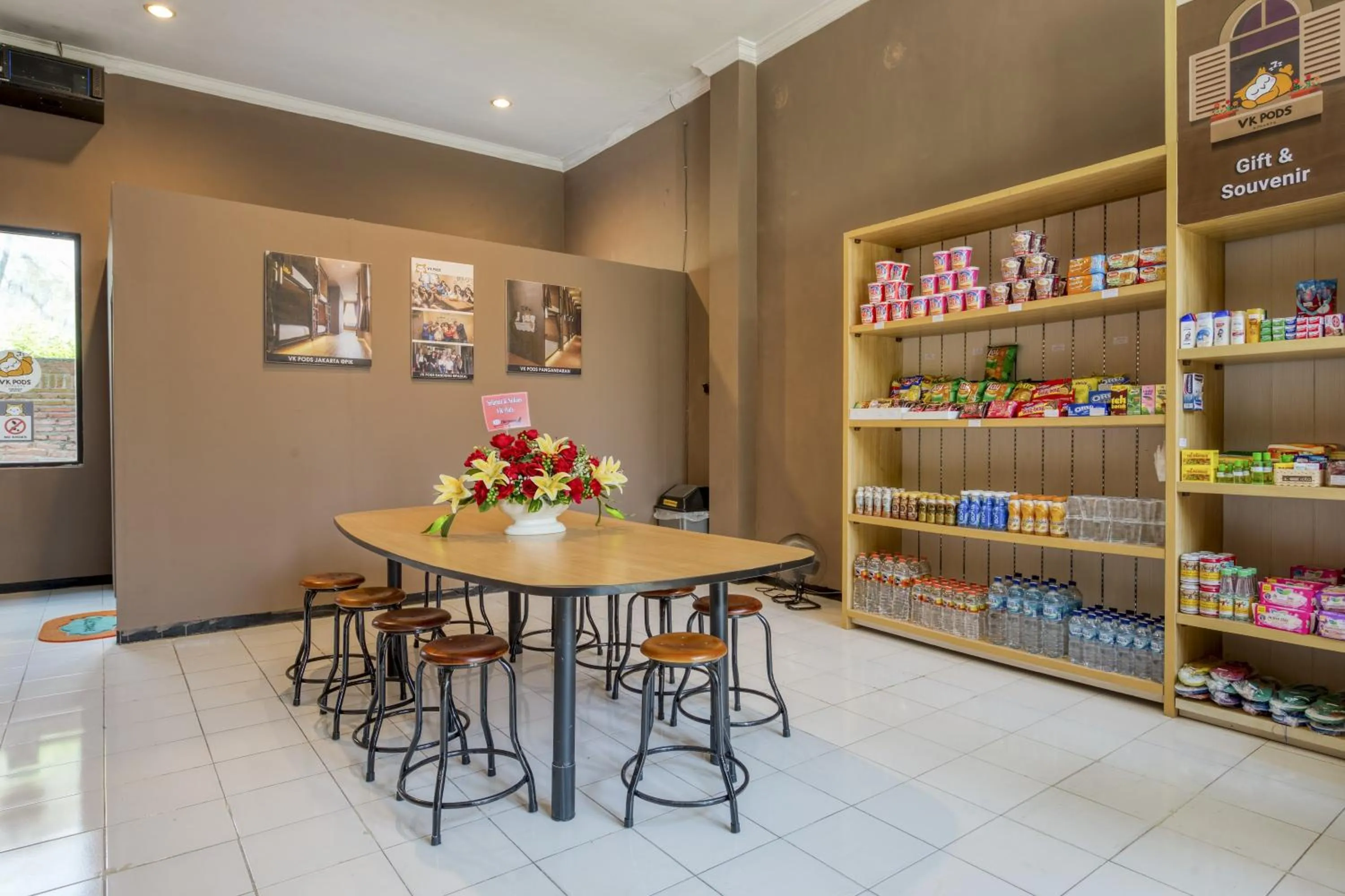 Supermarket/grocery shop in Reddoorz Hostel near Malang Train Station 3