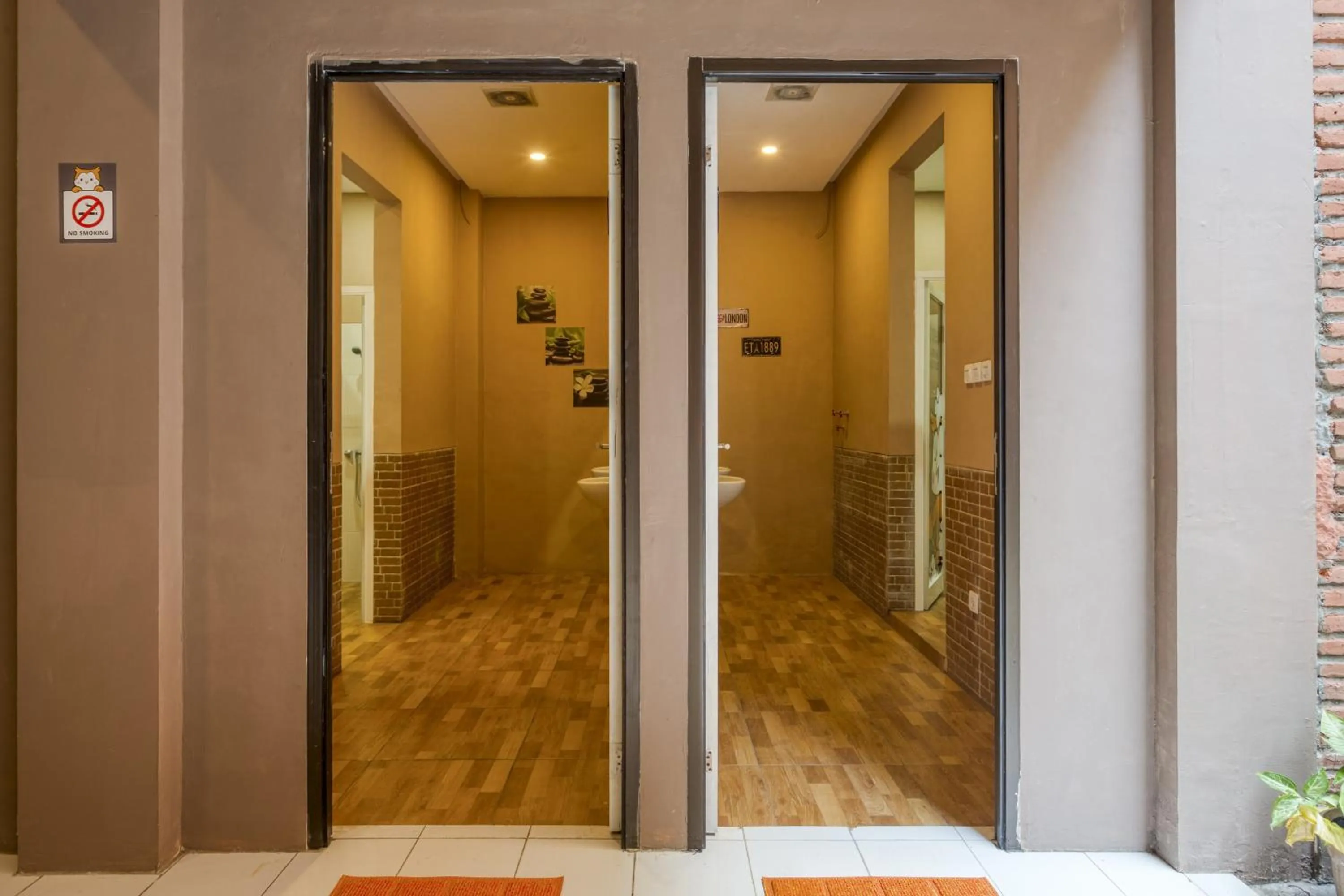 Bathroom in Reddoorz Hostel near Malang Train Station 3