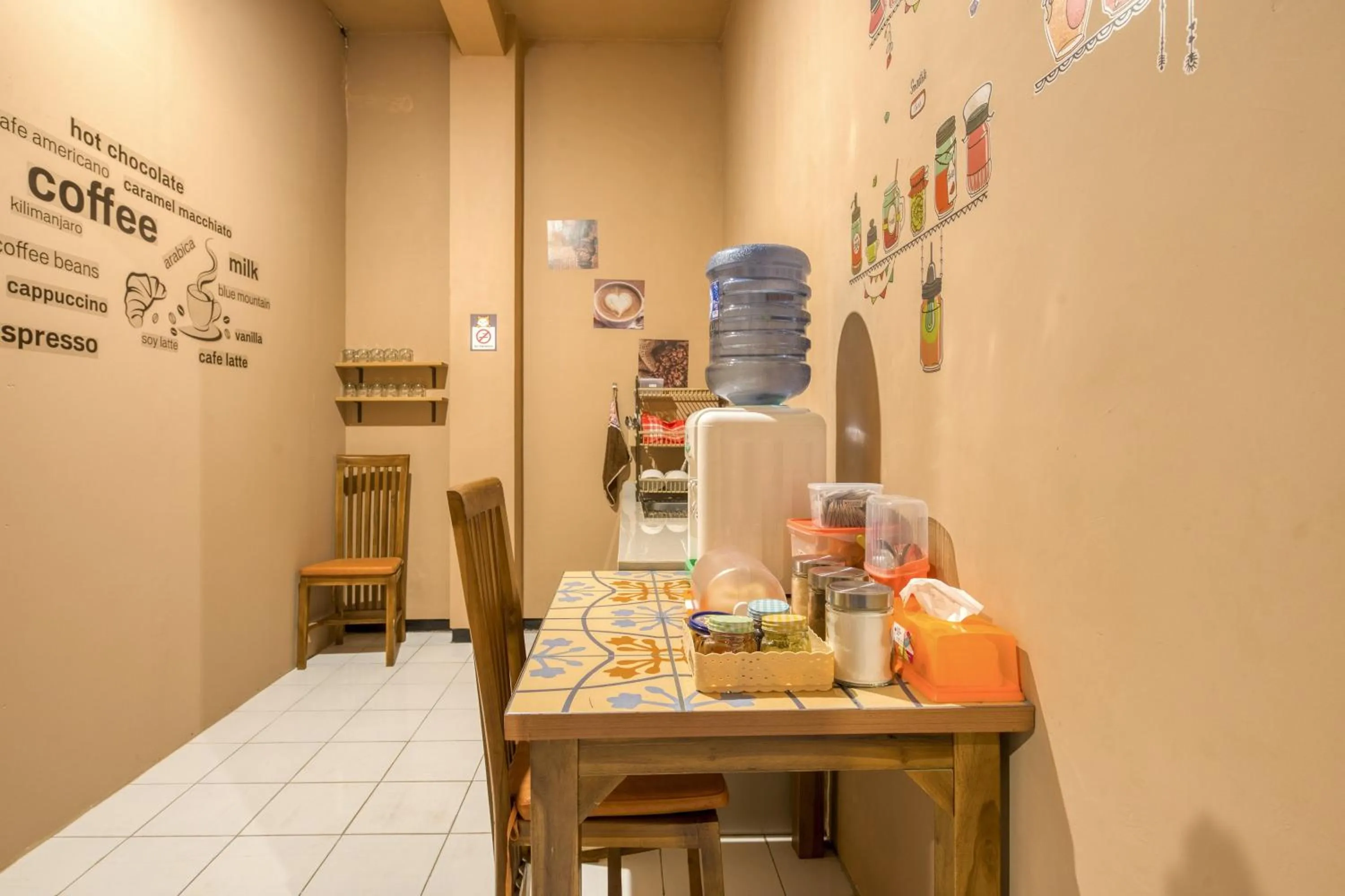 Coffee/tea facilities in Reddoorz Hostel near Malang Train Station 3
