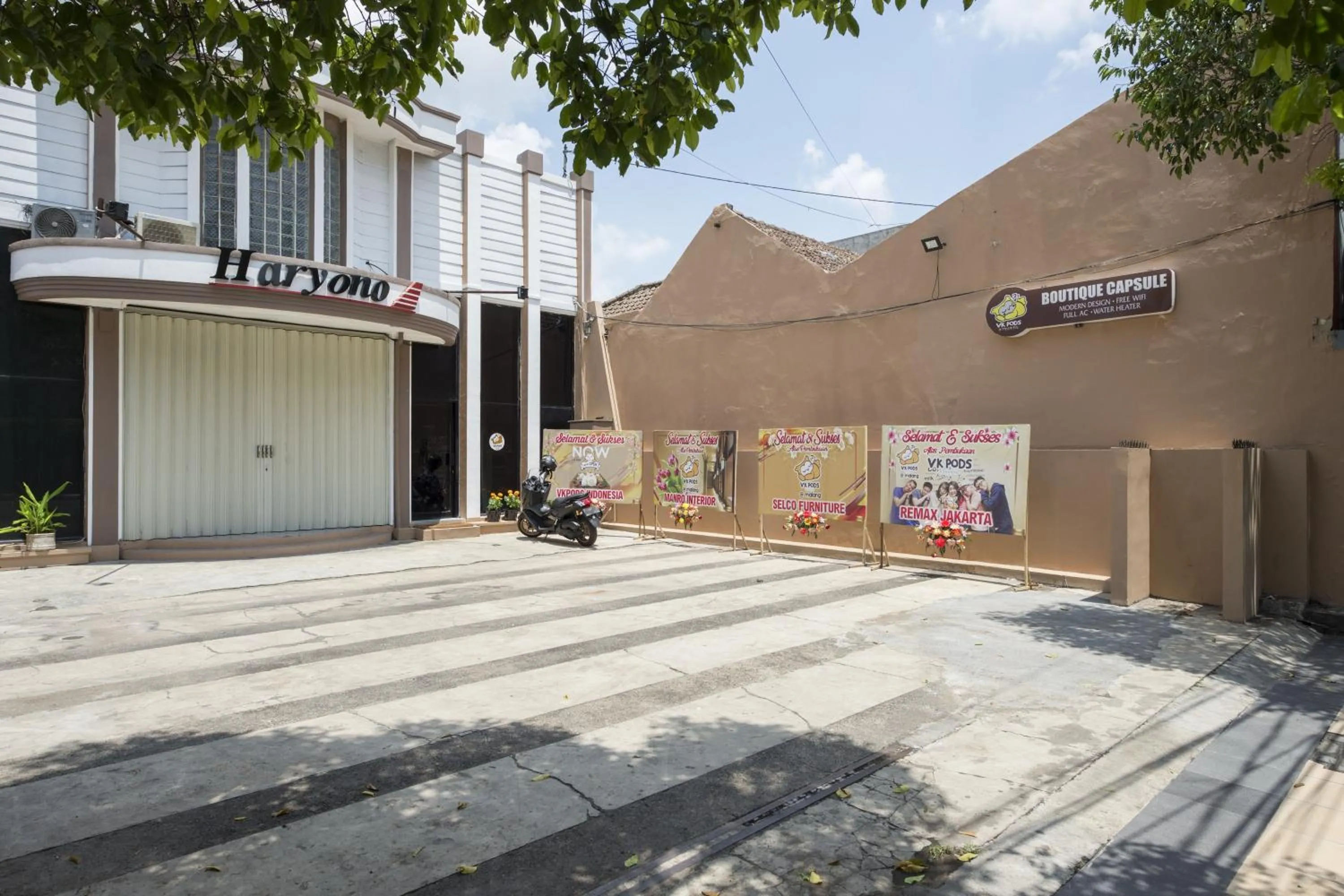 Facade/entrance in Reddoorz Hostel near Malang Train Station 3