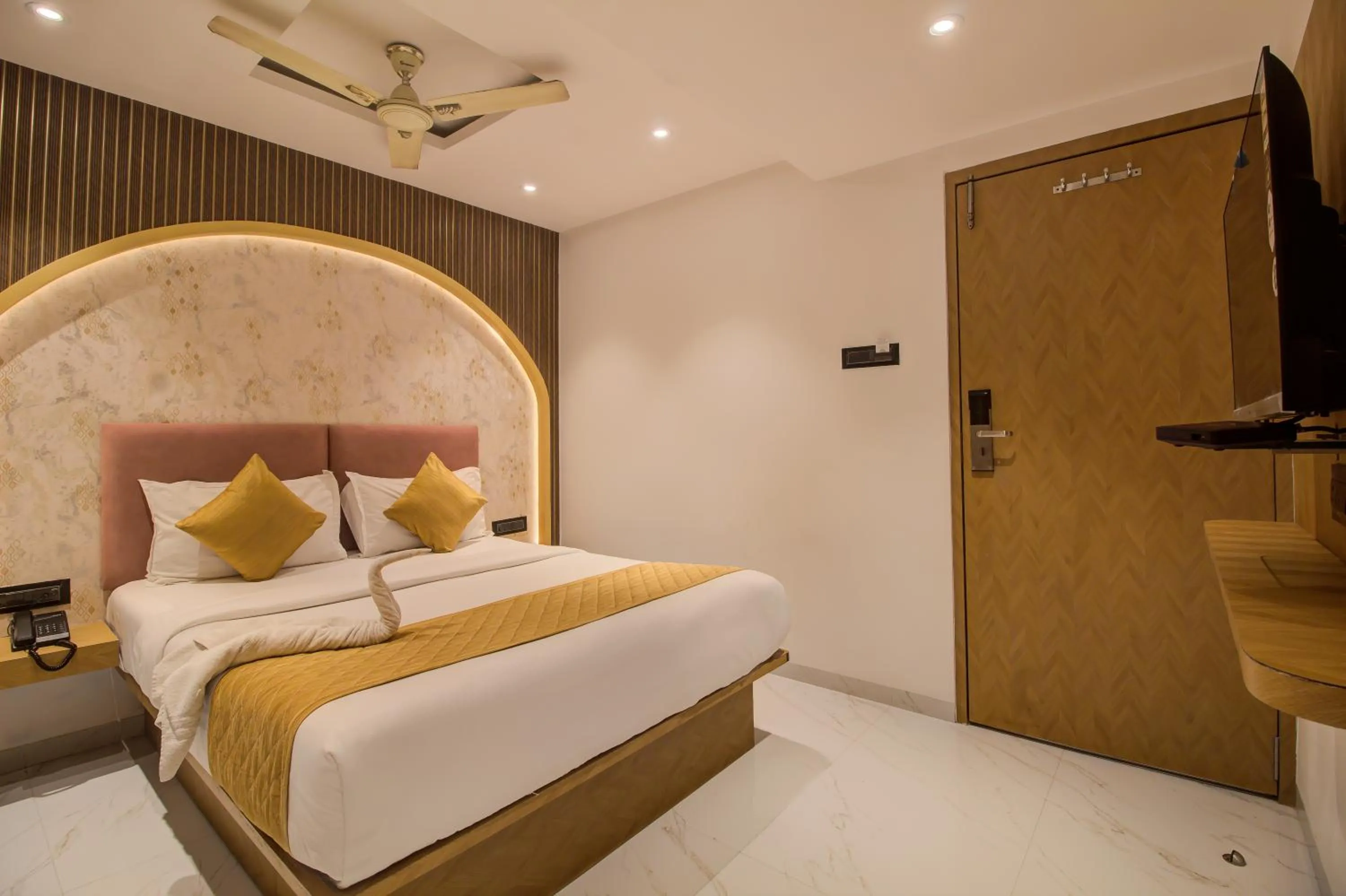 Bed in Hotel Malad Inn opposite Malad Railway Station