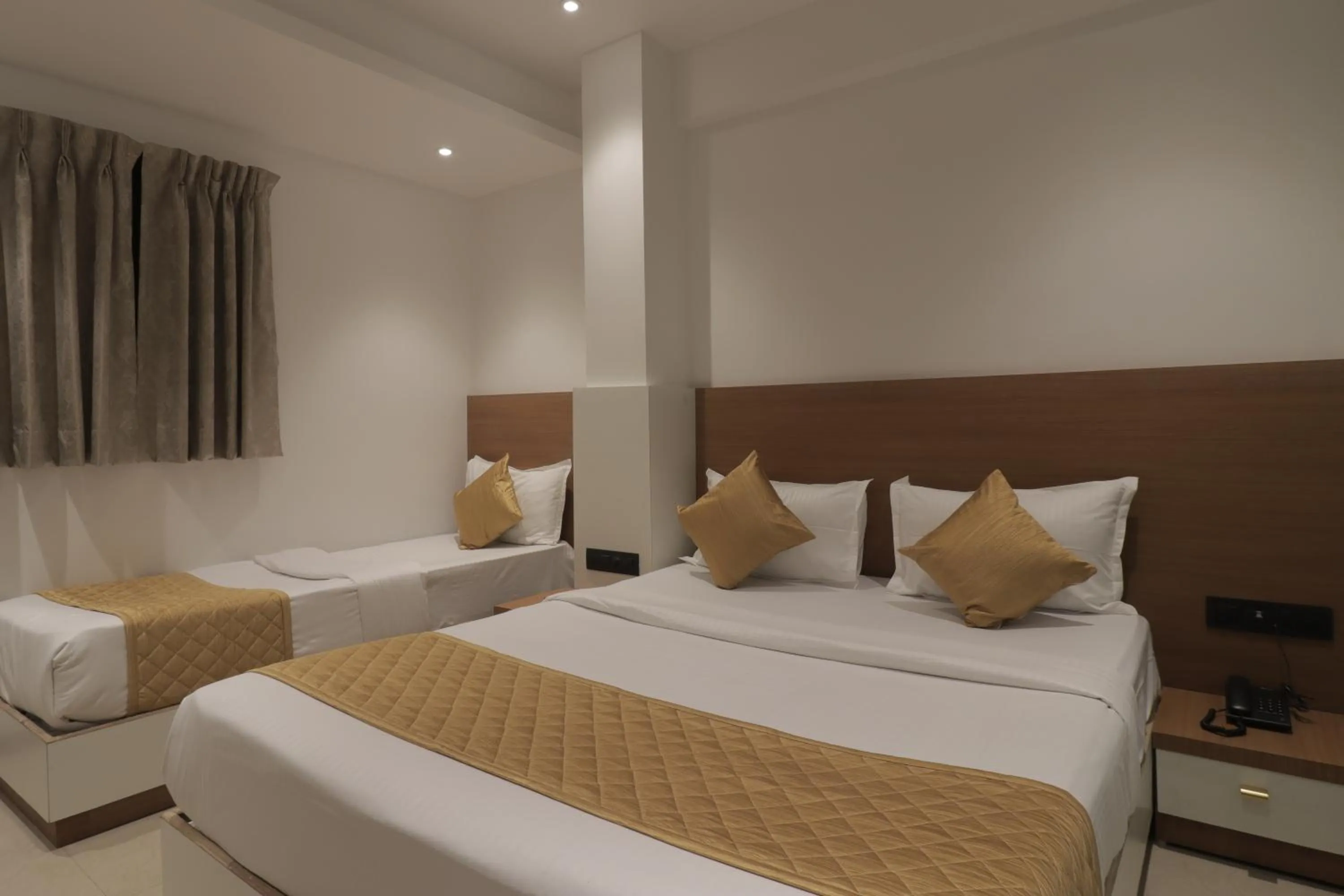 Bed in Hotel Malad Inn opposite Malad Railway Station