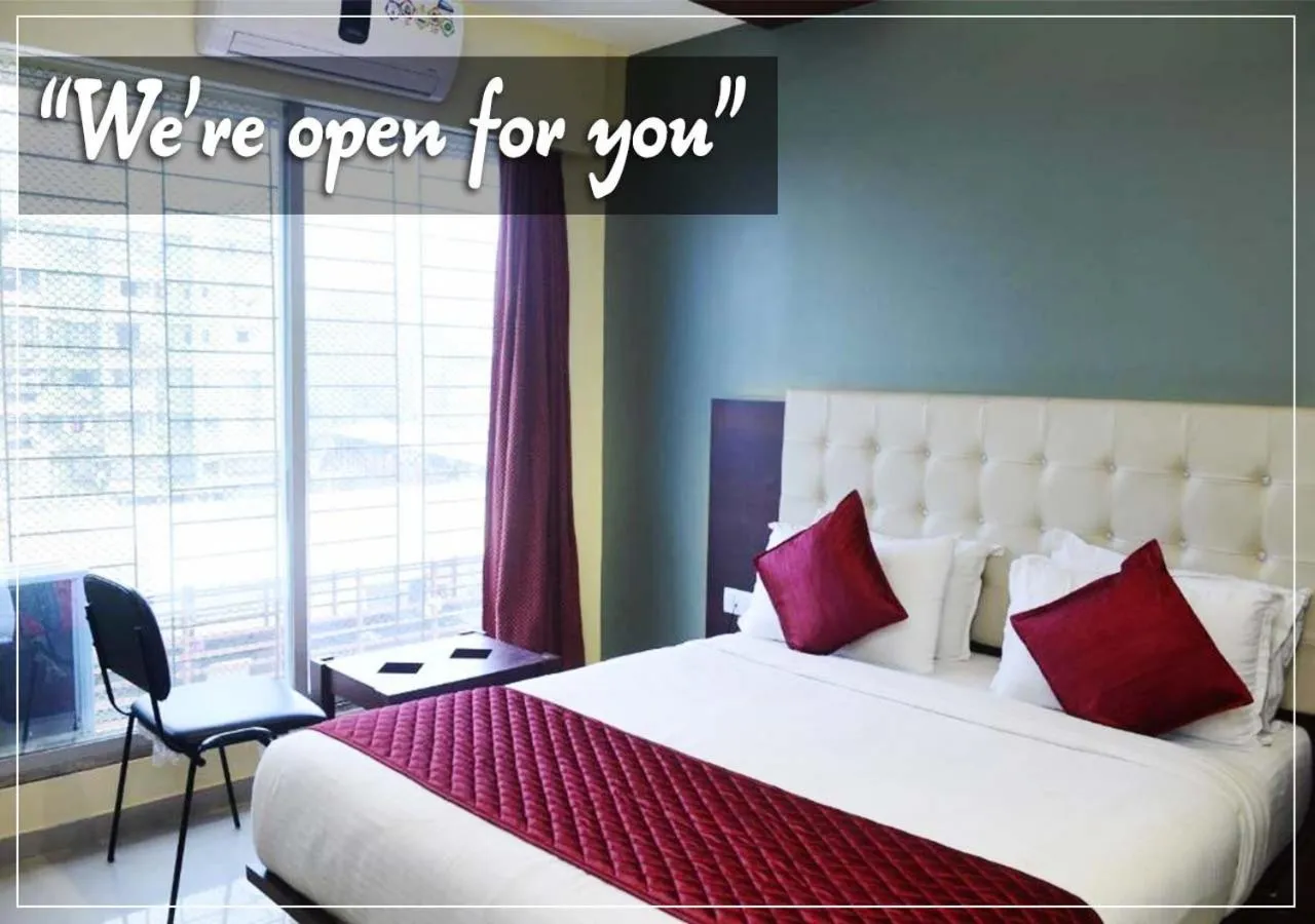 Bed in Hotel Malad Inn opposite Malad Railway Station