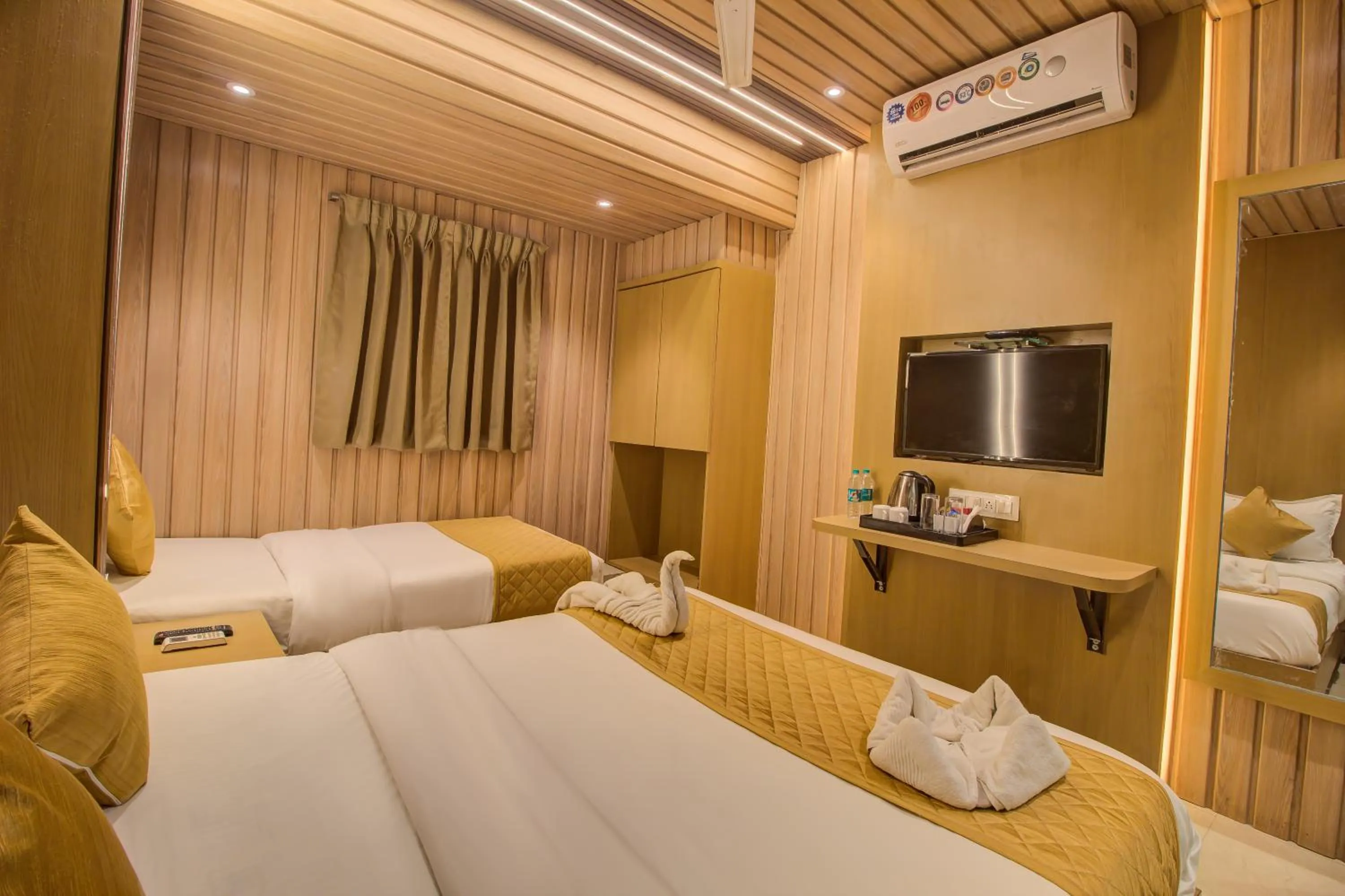 Bedroom, Bed in Hotel Malad Inn opposite Malad Railway Station