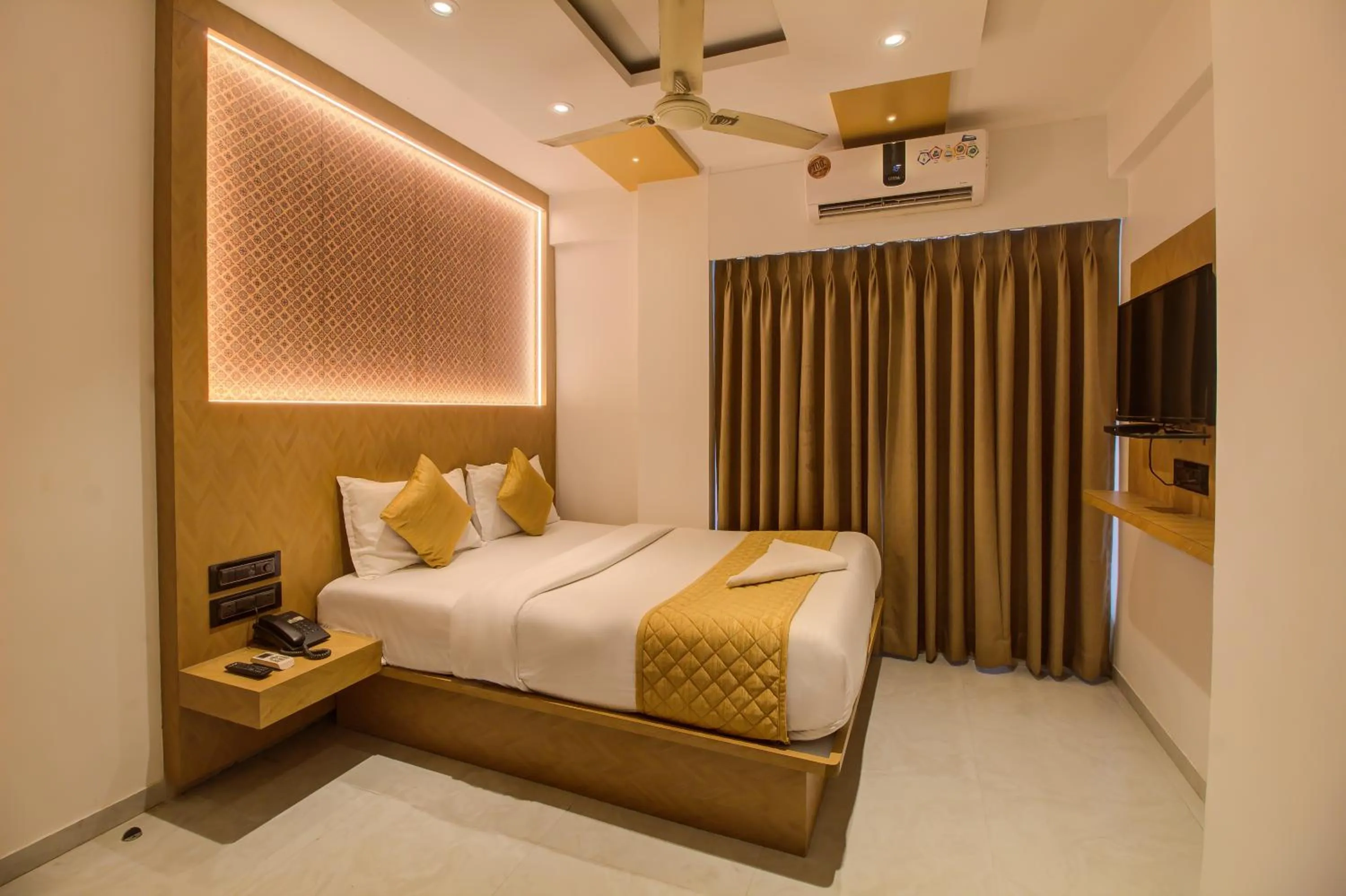 Bed in Hotel Malad Inn opposite Malad Railway Station
