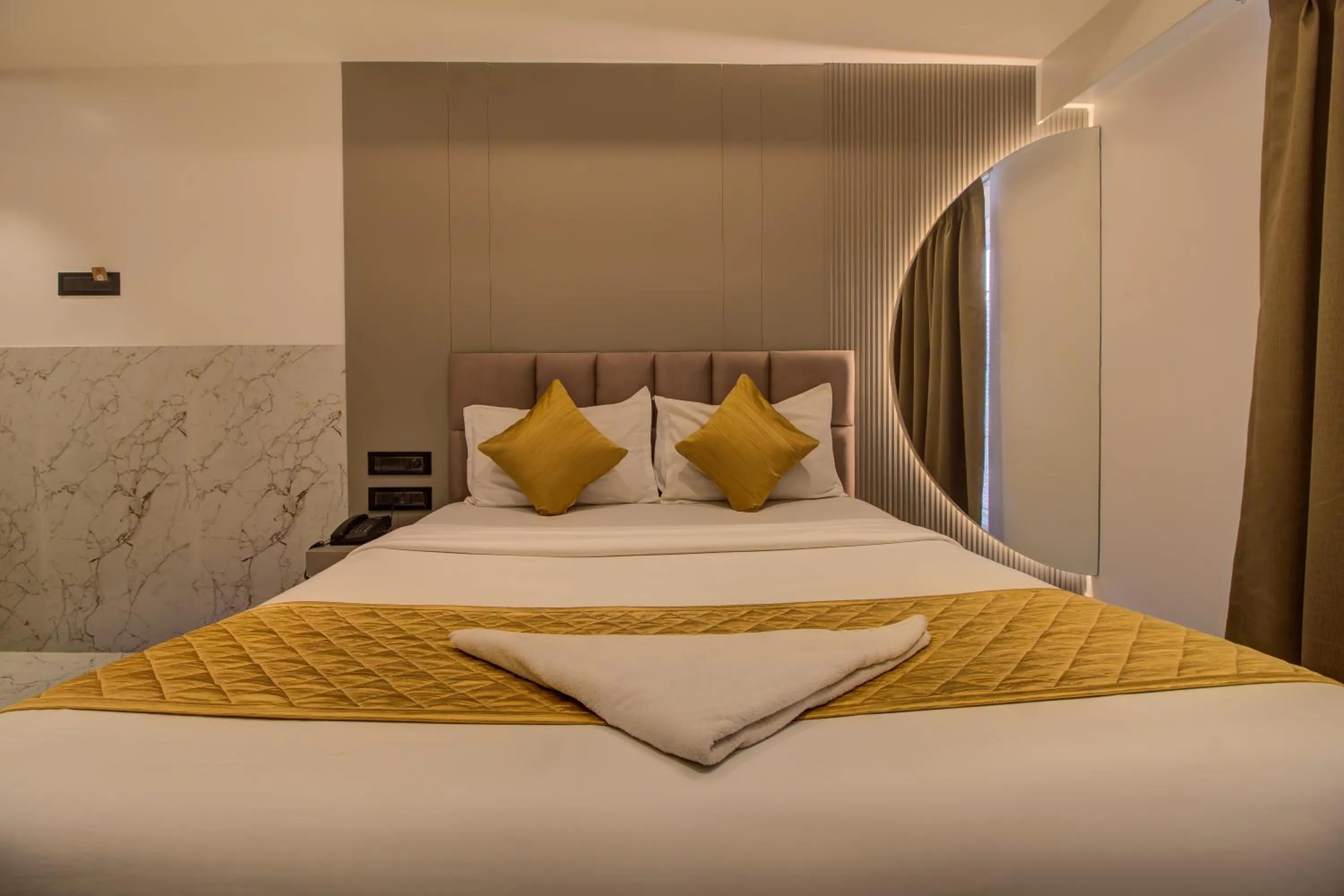 Bed in Hotel Malad Inn opposite Malad Railway Station