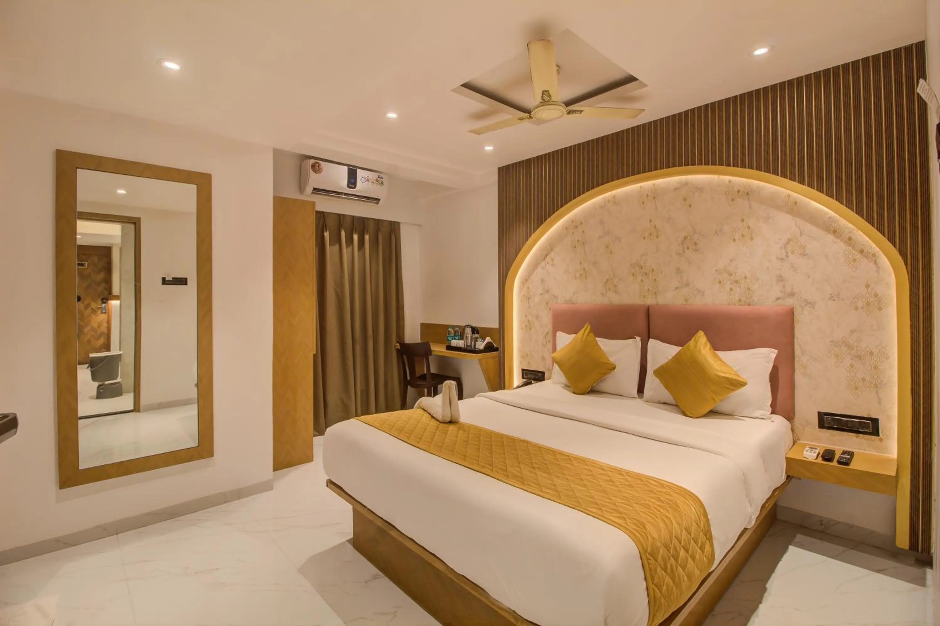 Bed in Hotel Malad Inn opposite Malad Railway Station