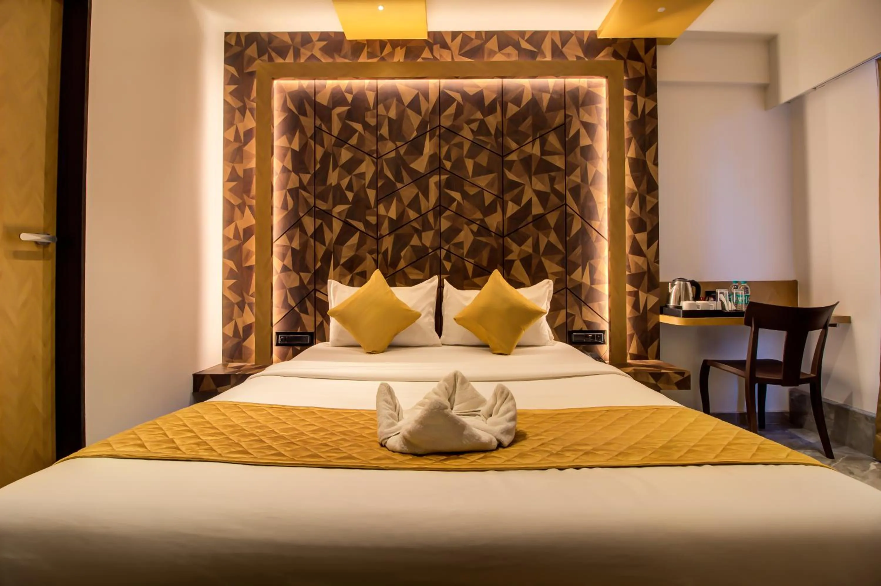 Bedroom, Bed in Hotel Malad Inn opposite Malad Railway Station