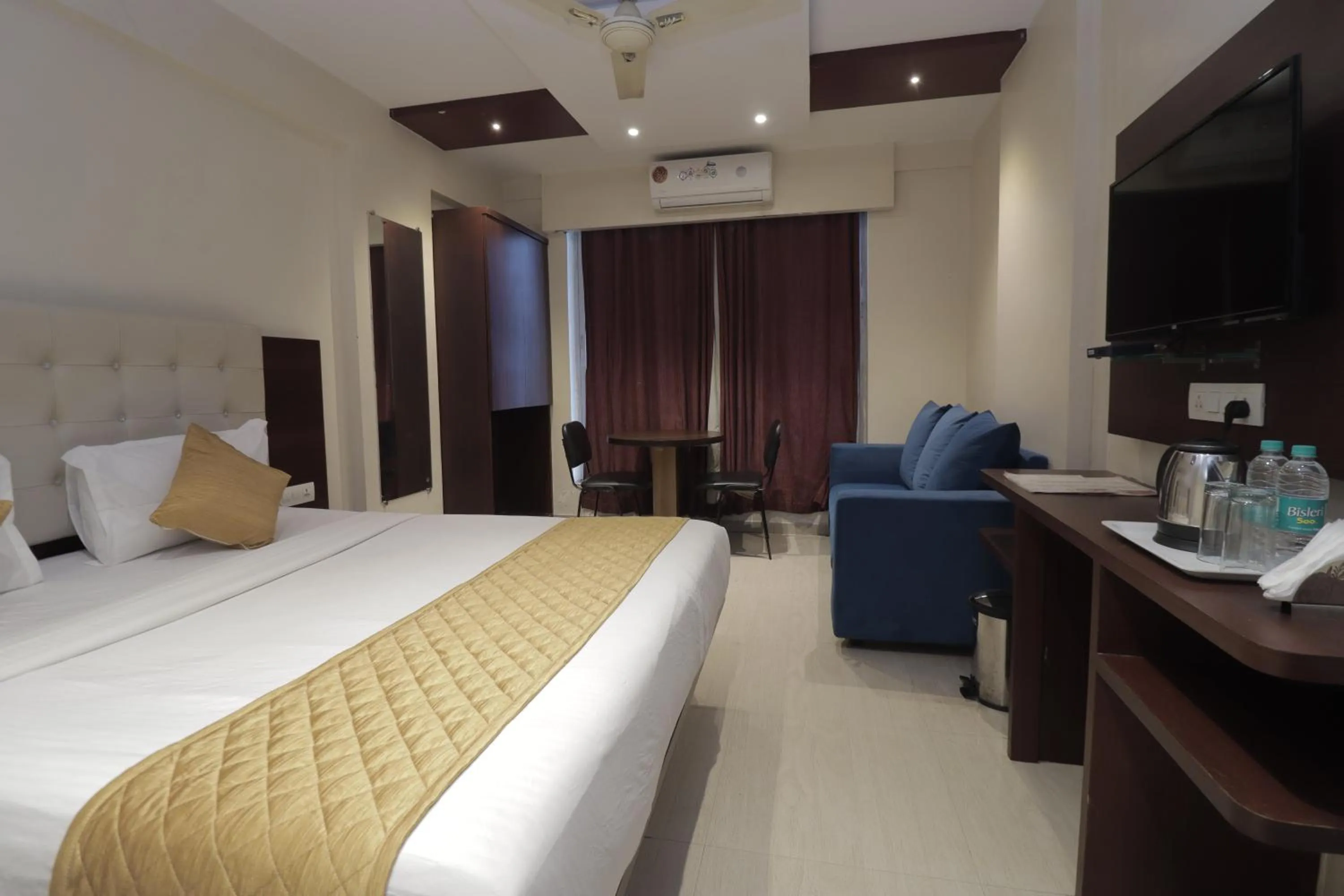 Bed in Hotel Malad Inn opposite Malad Railway Station