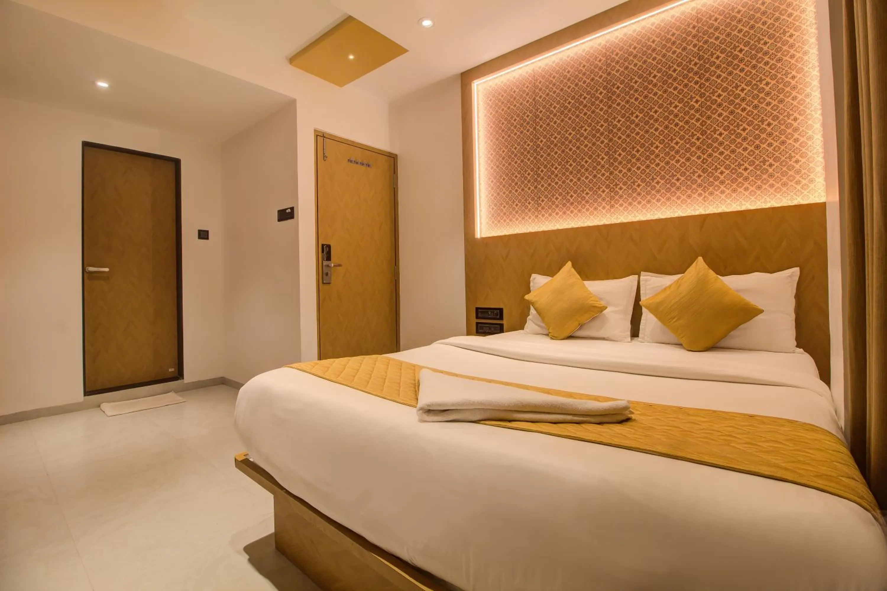 Bed in Hotel Malad Inn opposite Malad Railway Station