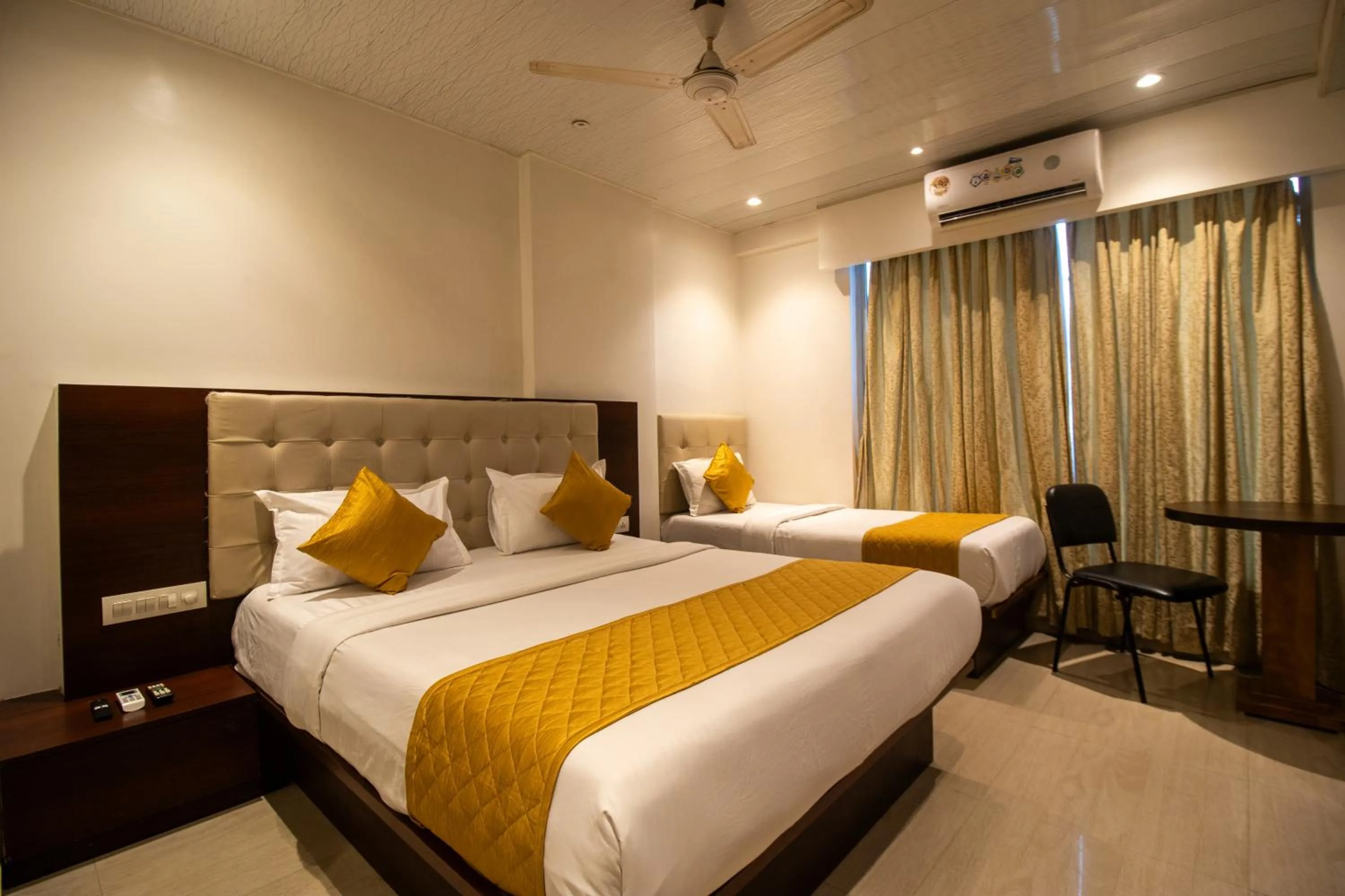 Bed in Hotel Malad Inn opposite Malad Railway Station