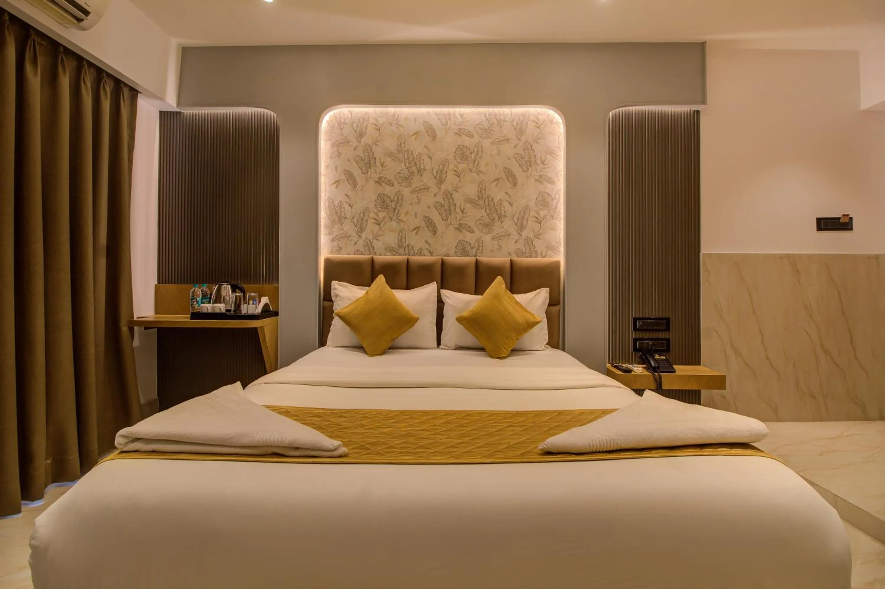 Bedroom, Bed in Hotel Malad Inn opposite Malad Railway Station