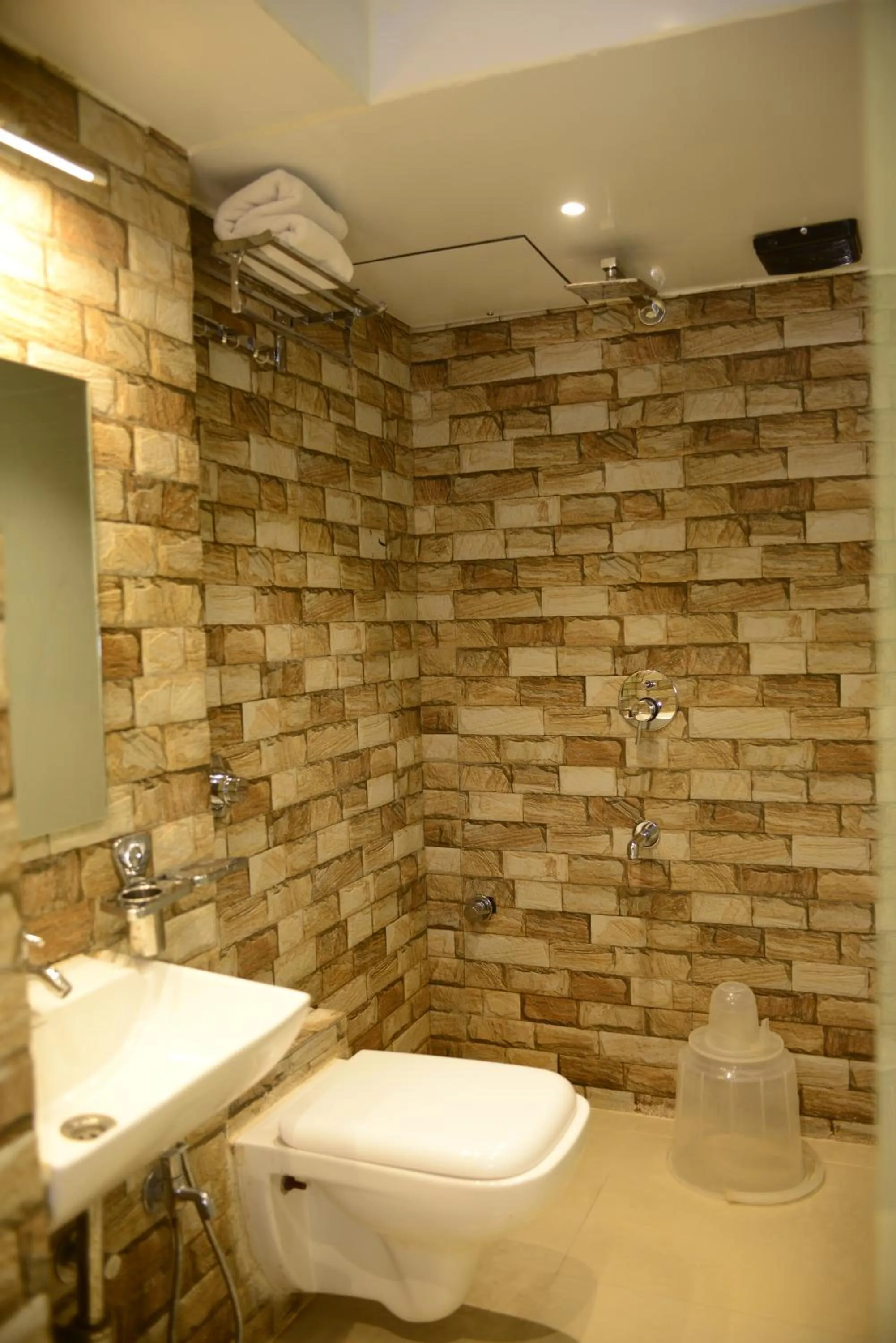 Bathroom in Hotel Malad Inn opposite Malad Railway Station