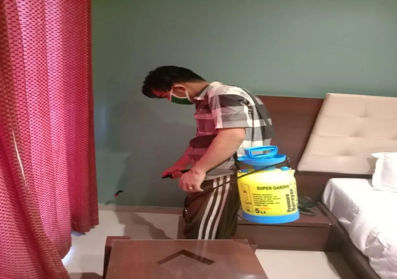 Bedroom in Hotel Malad Inn opposite Malad Railway Station