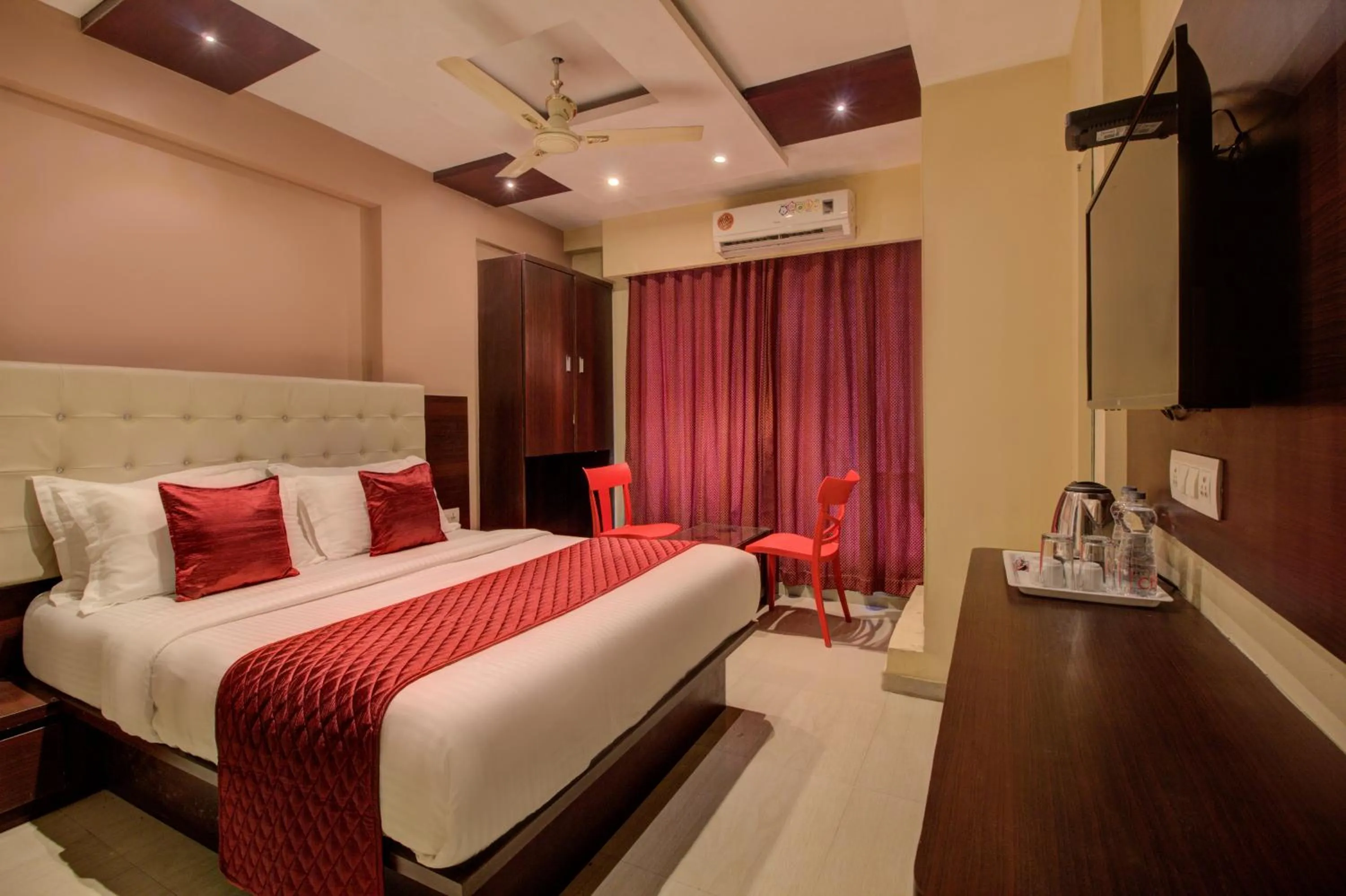Bedroom, Bed in Hotel Malad Inn opposite Malad Railway Station