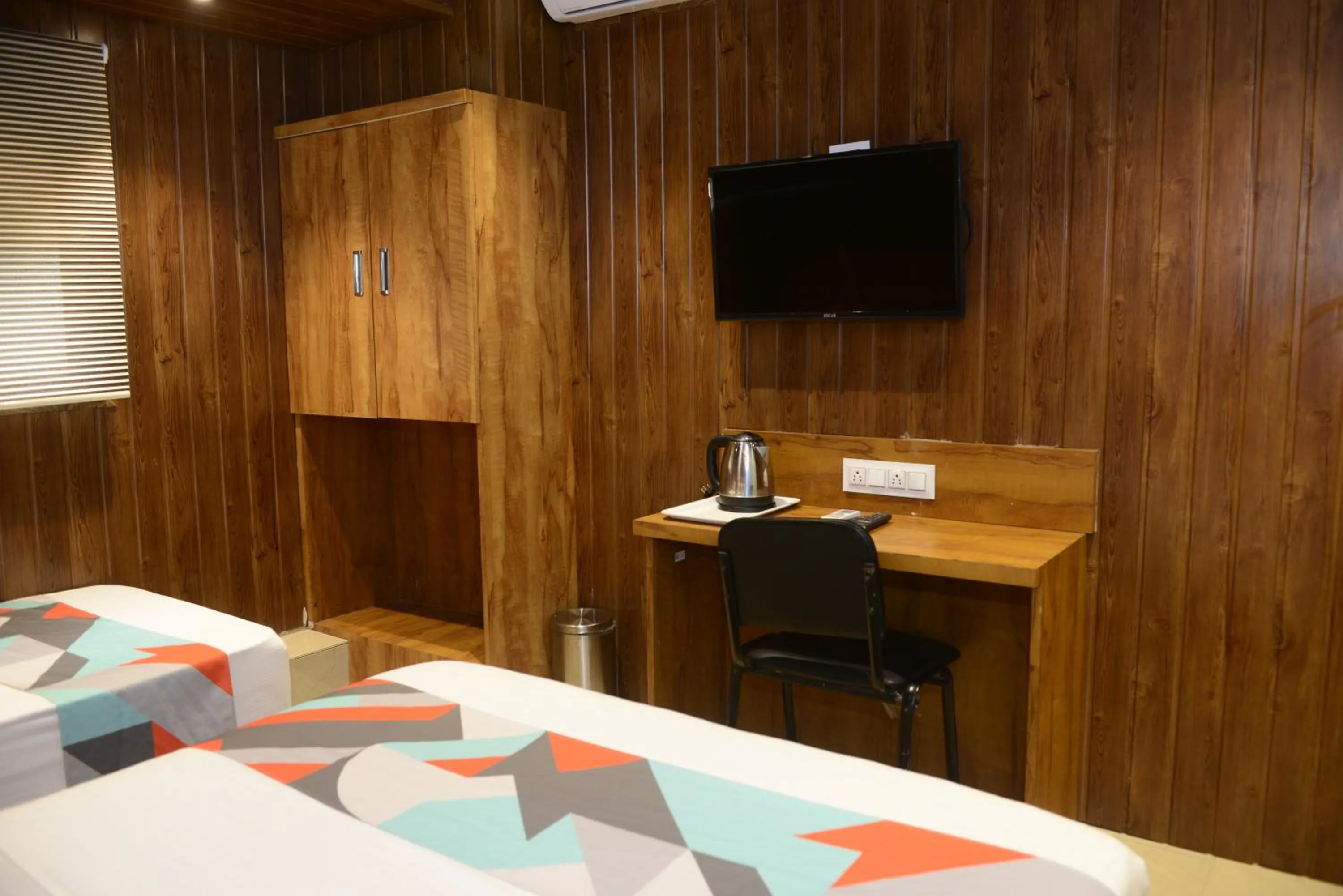 TV and multimedia, Bed in Hotel Malad Inn opposite Malad Railway Station