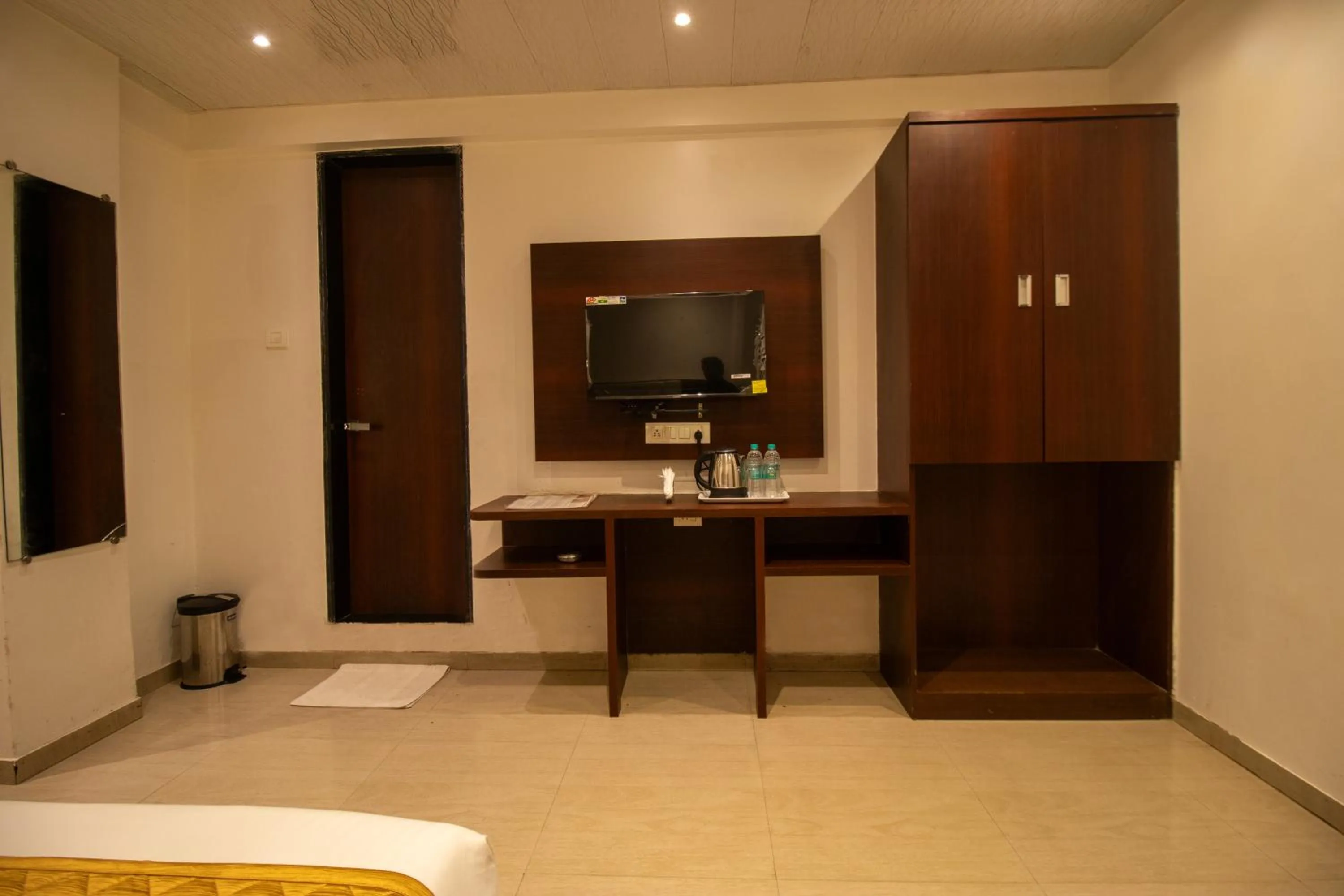 TV and multimedia, Bed in Hotel Malad Inn opposite Malad Railway Station