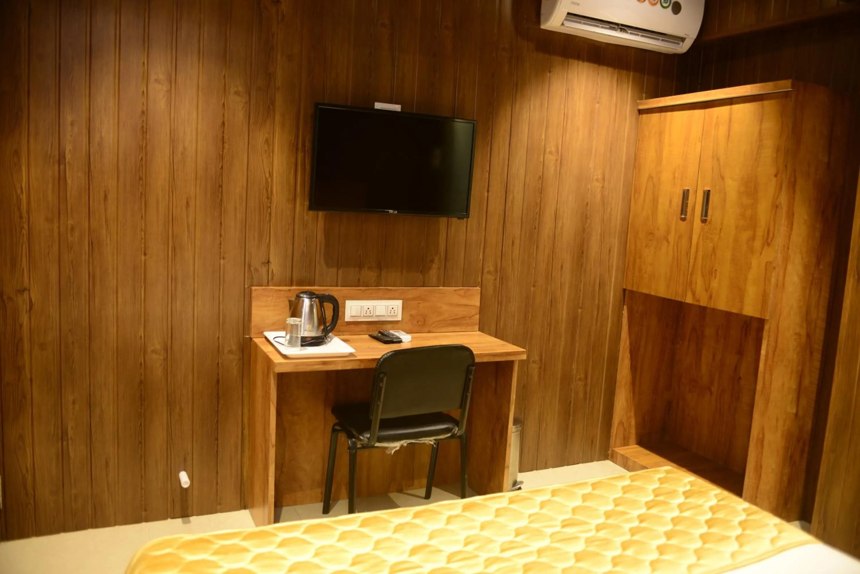 TV and multimedia, Bed in Hotel Malad Inn opposite Malad Railway Station