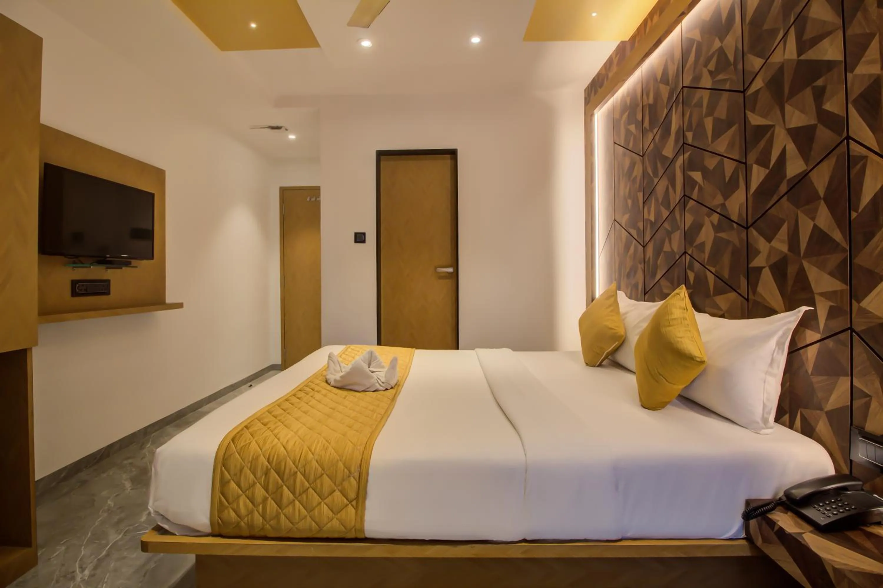 Bedroom, Bed in Hotel Malad Inn opposite Malad Railway Station