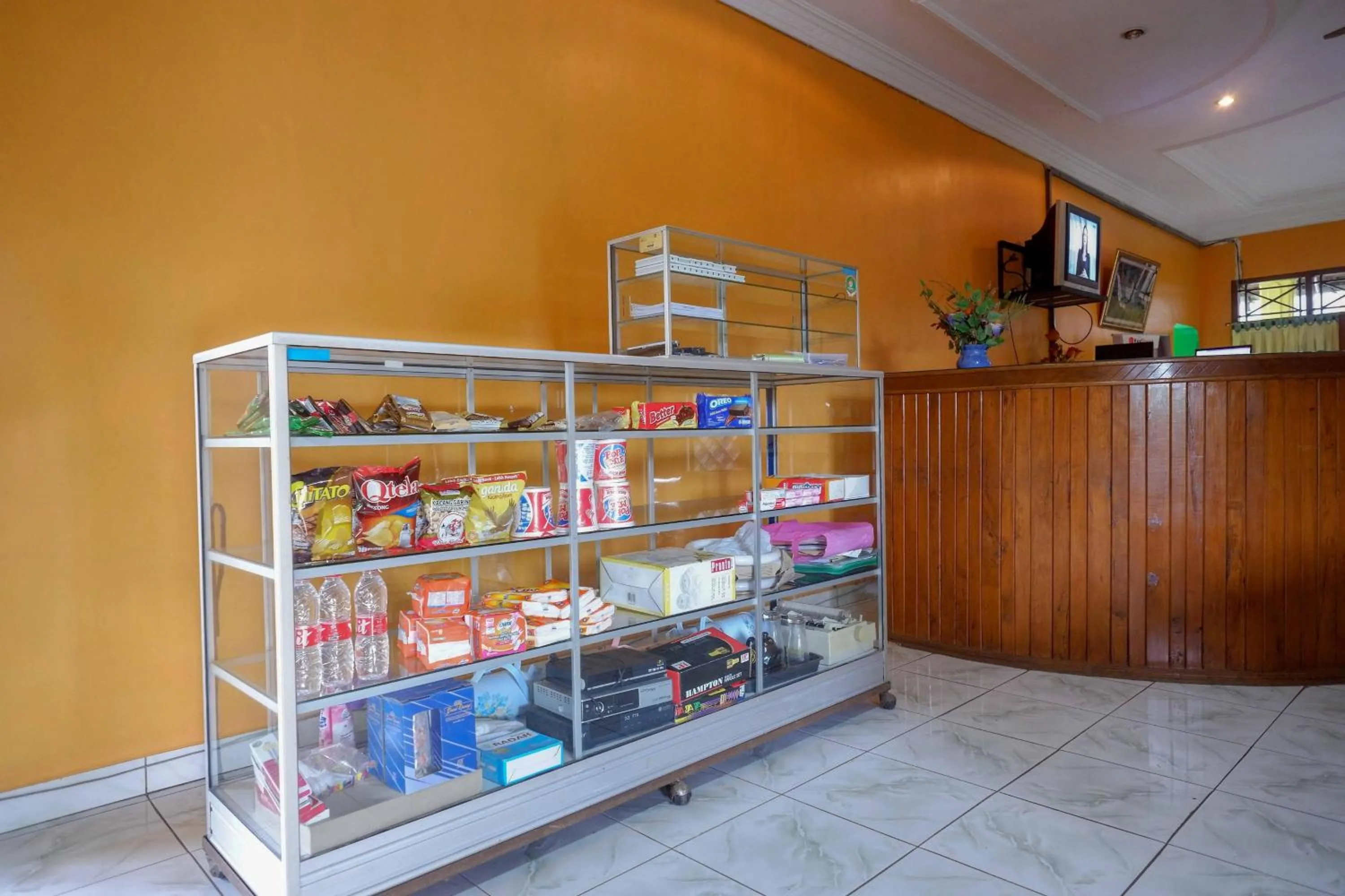 Property building in RedDoorz near Lokawisata Baturaden