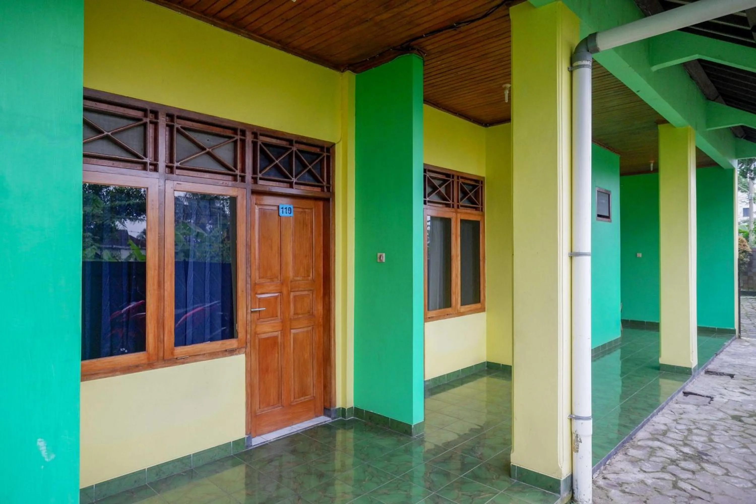 Property building in RedDoorz near Lokawisata Baturaden
