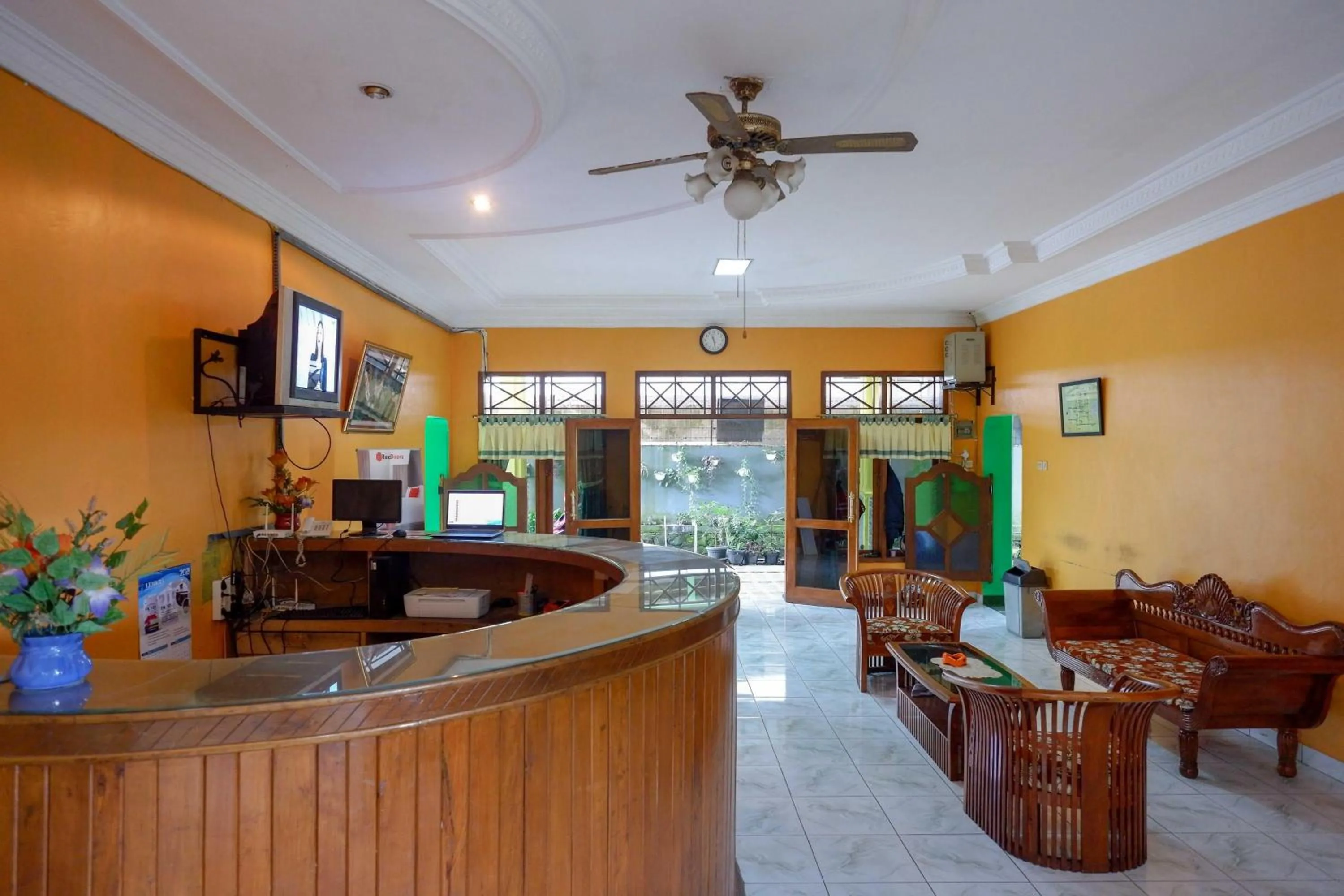 Lobby or reception in RedDoorz near Lokawisata Baturaden