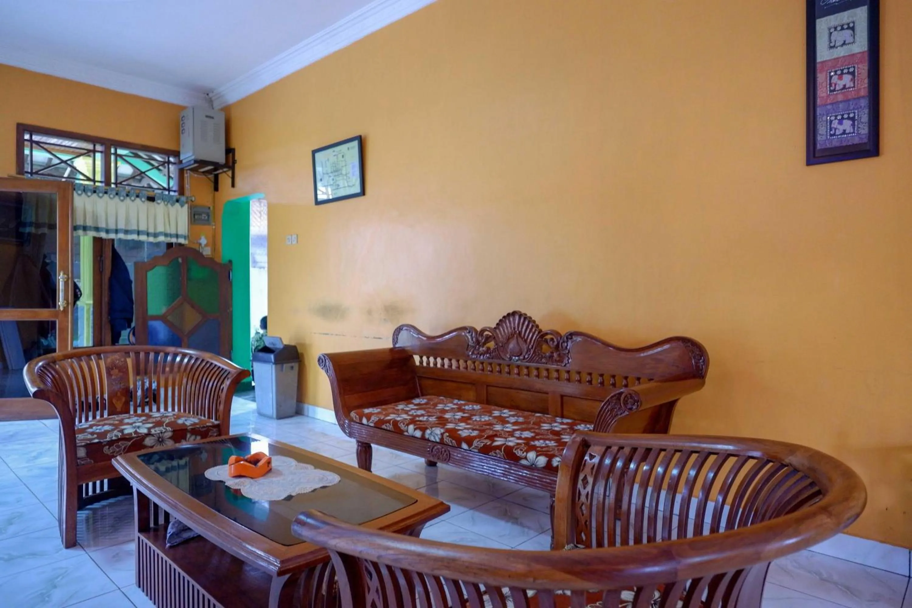 Seating area in RedDoorz near Lokawisata Baturaden