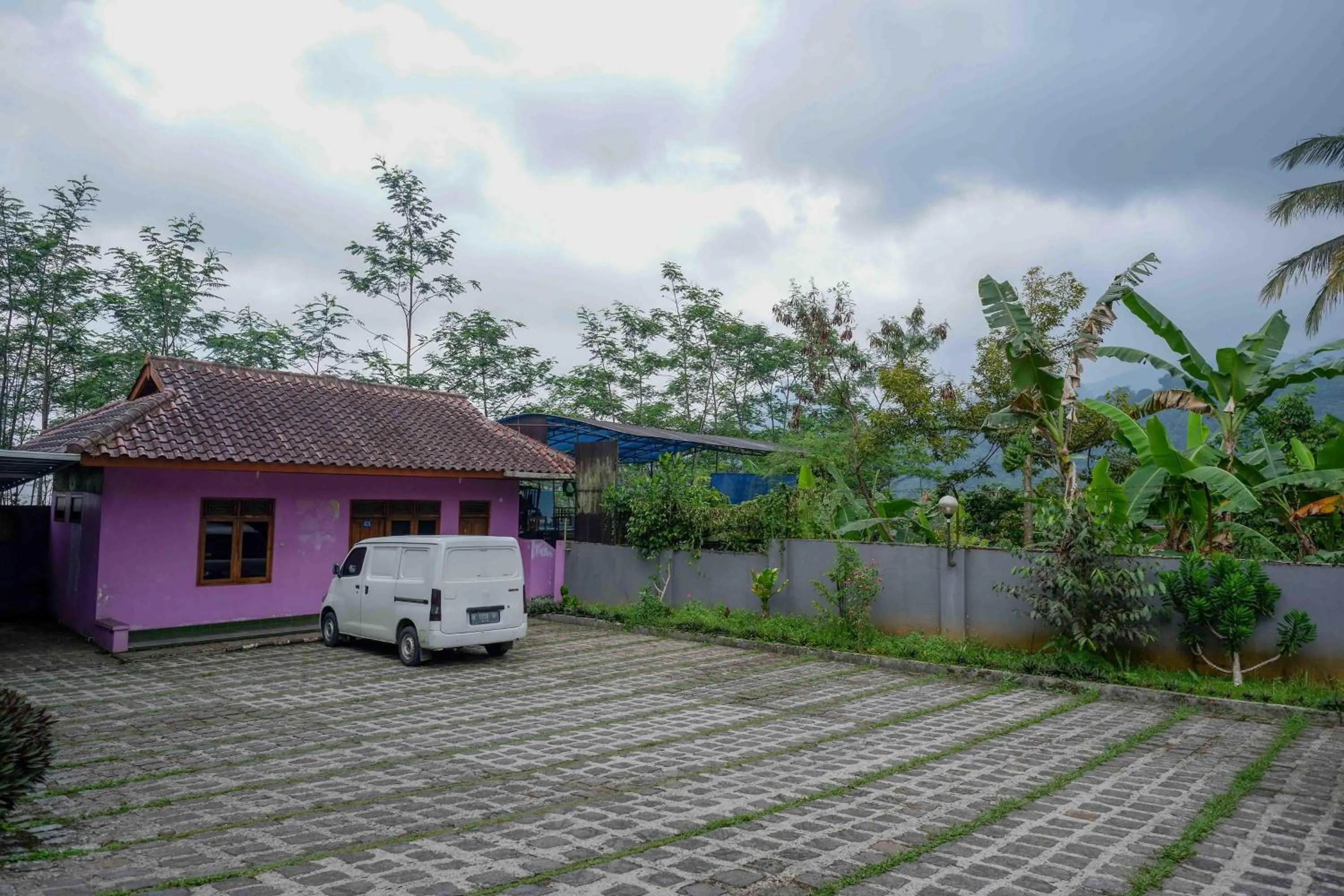 Parking in RedDoorz near Lokawisata Baturaden