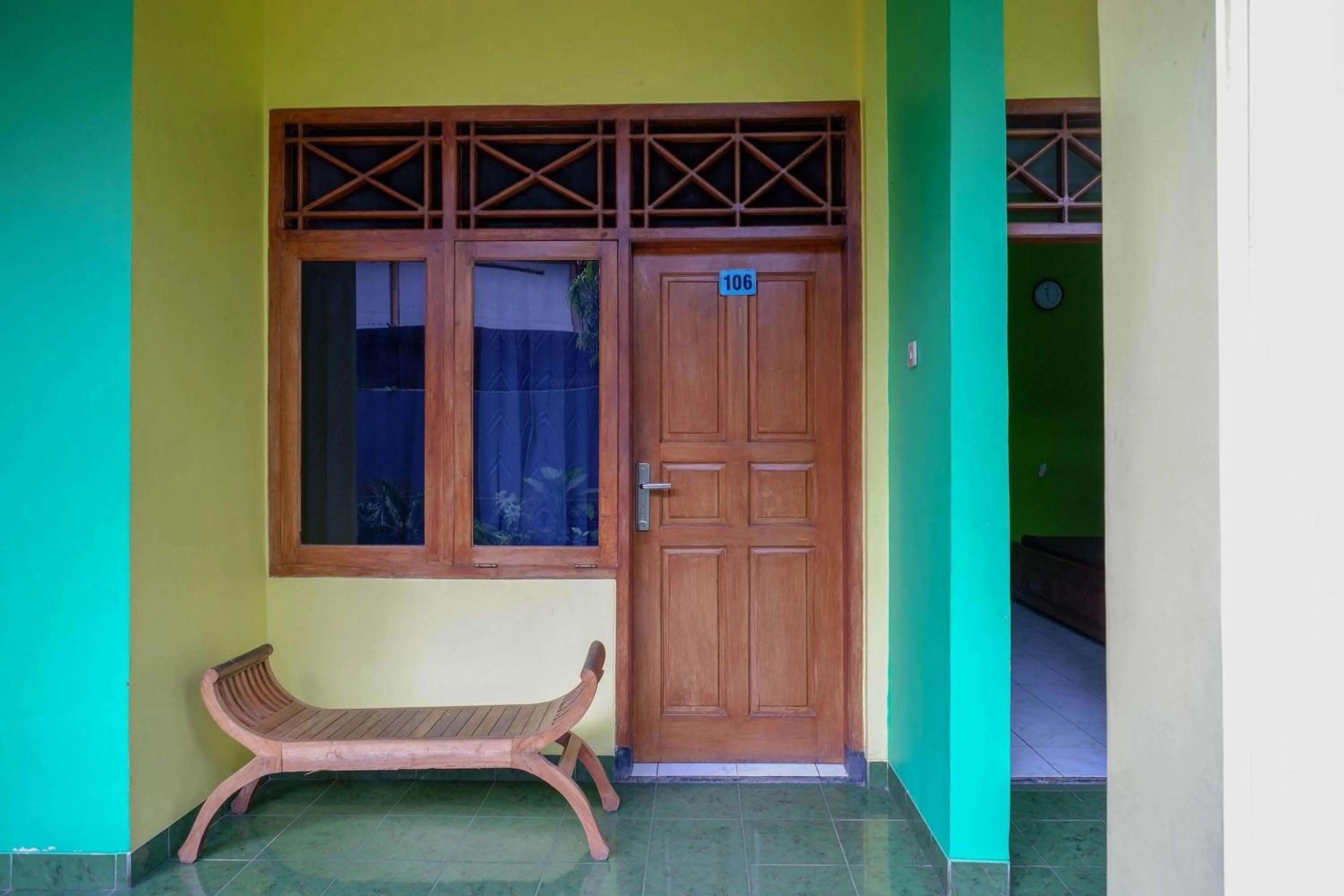 Seating area in RedDoorz near Lokawisata Baturaden