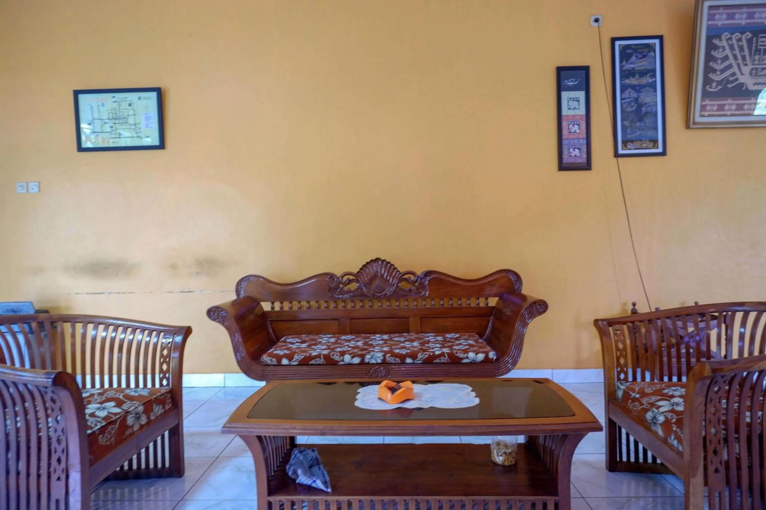 Seating area in RedDoorz near Lokawisata Baturaden