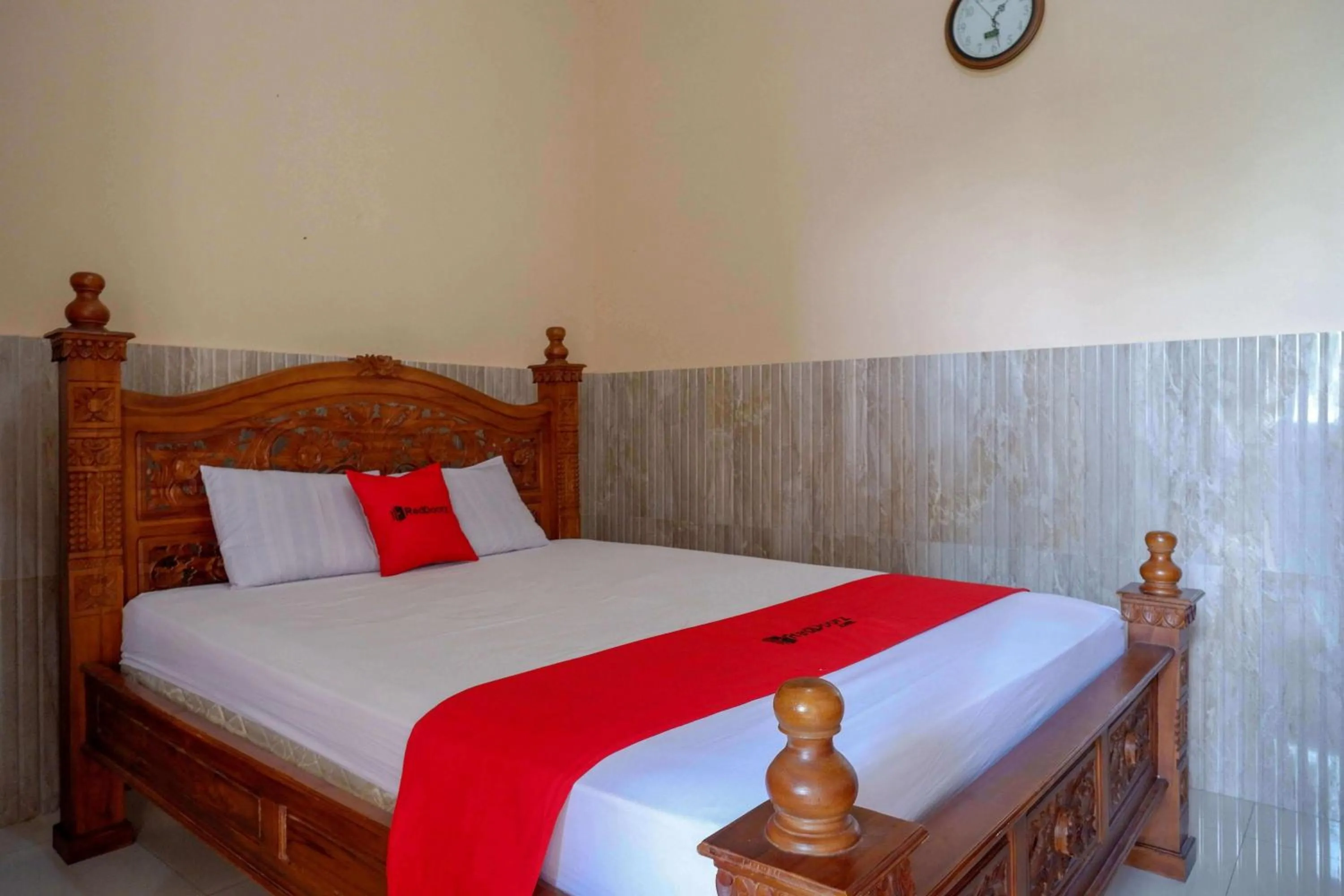 Bedroom, Bed in RedDoorz near Lokawisata Baturaden