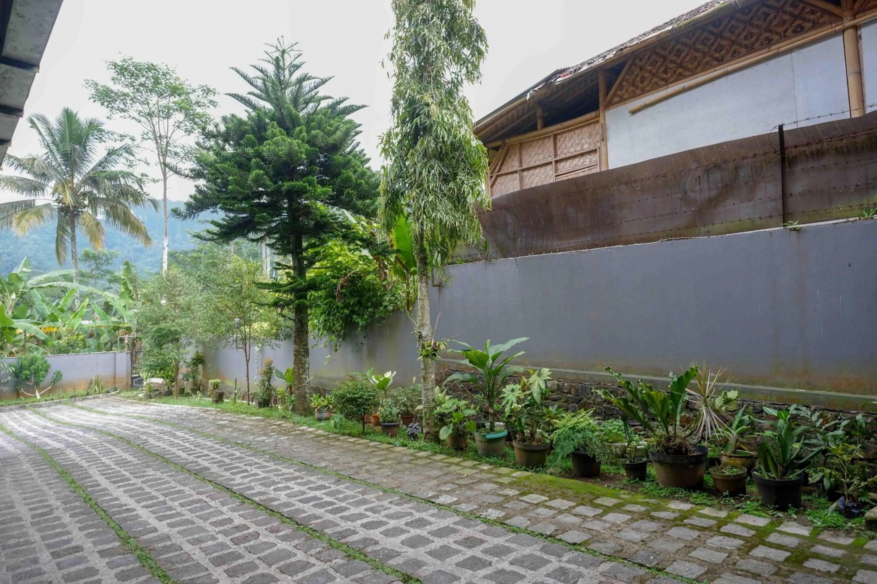 Property building in RedDoorz near Lokawisata Baturaden