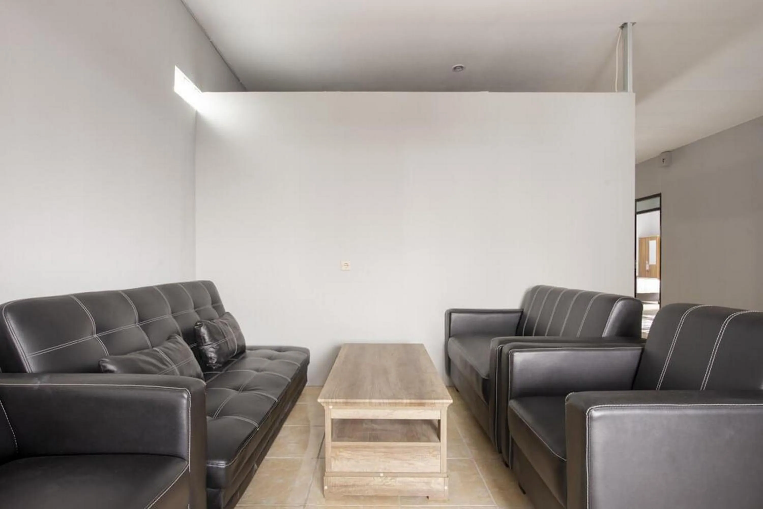 Lobby or reception in RedDoorz @ Jemursari Surabaya 2