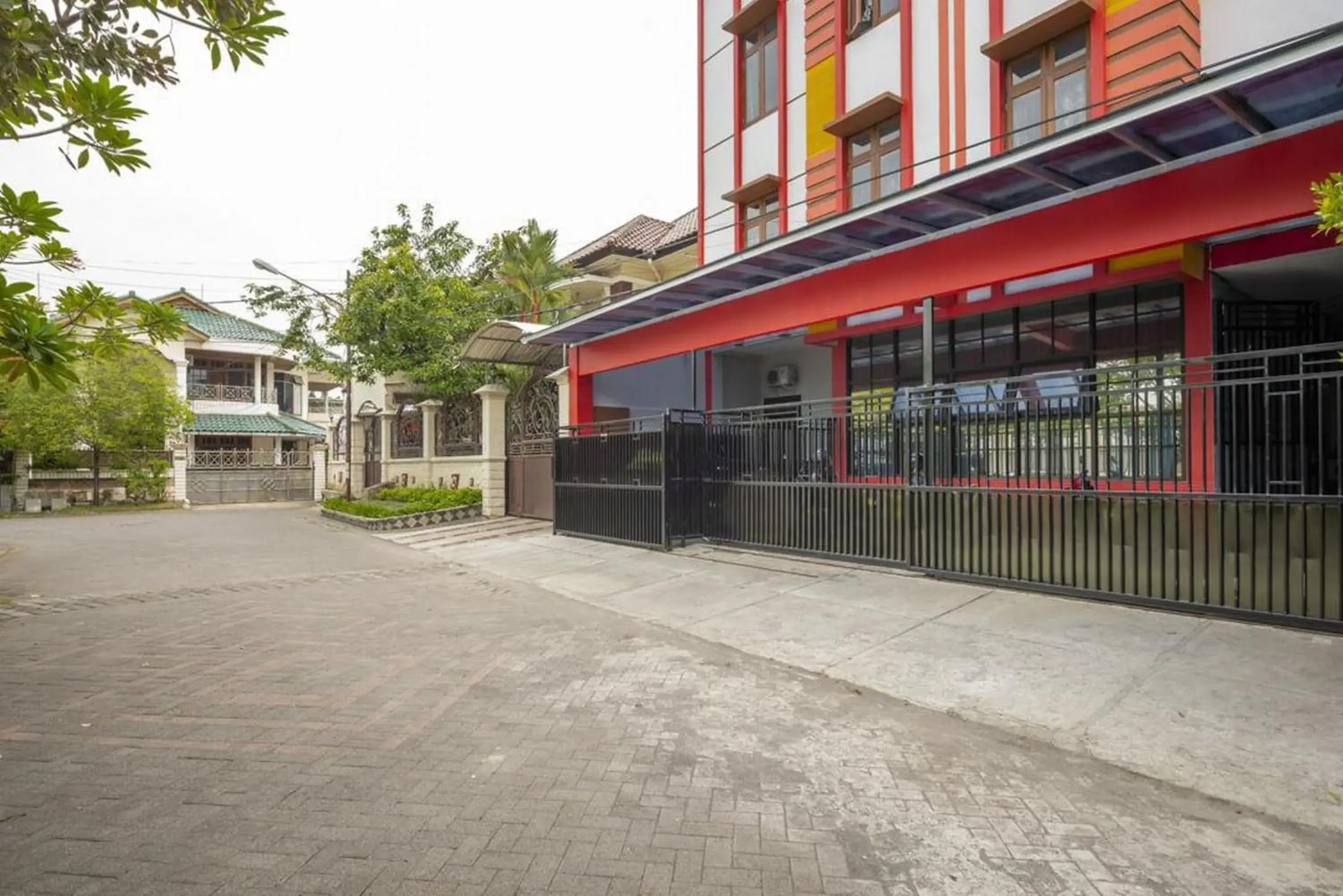 Property building in RedDoorz @ Jemursari Surabaya 2 Property building in RedDoorz @ Jemursari Surabaya 2