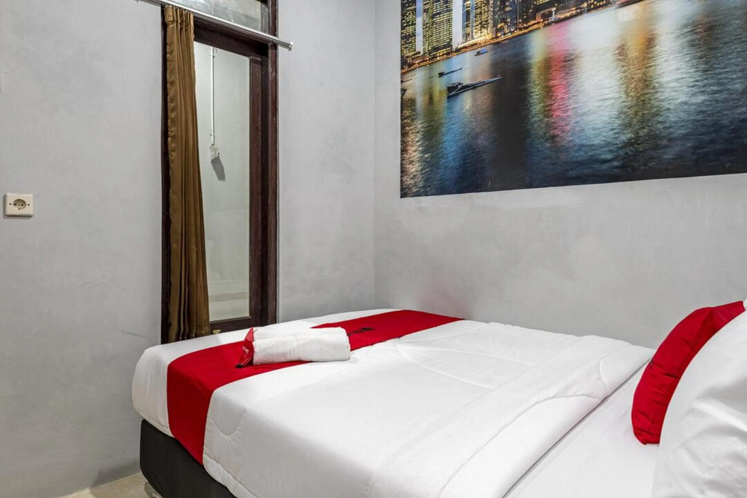 Bedroom, Bed in RedDoorz @ Jemursari Surabaya 2